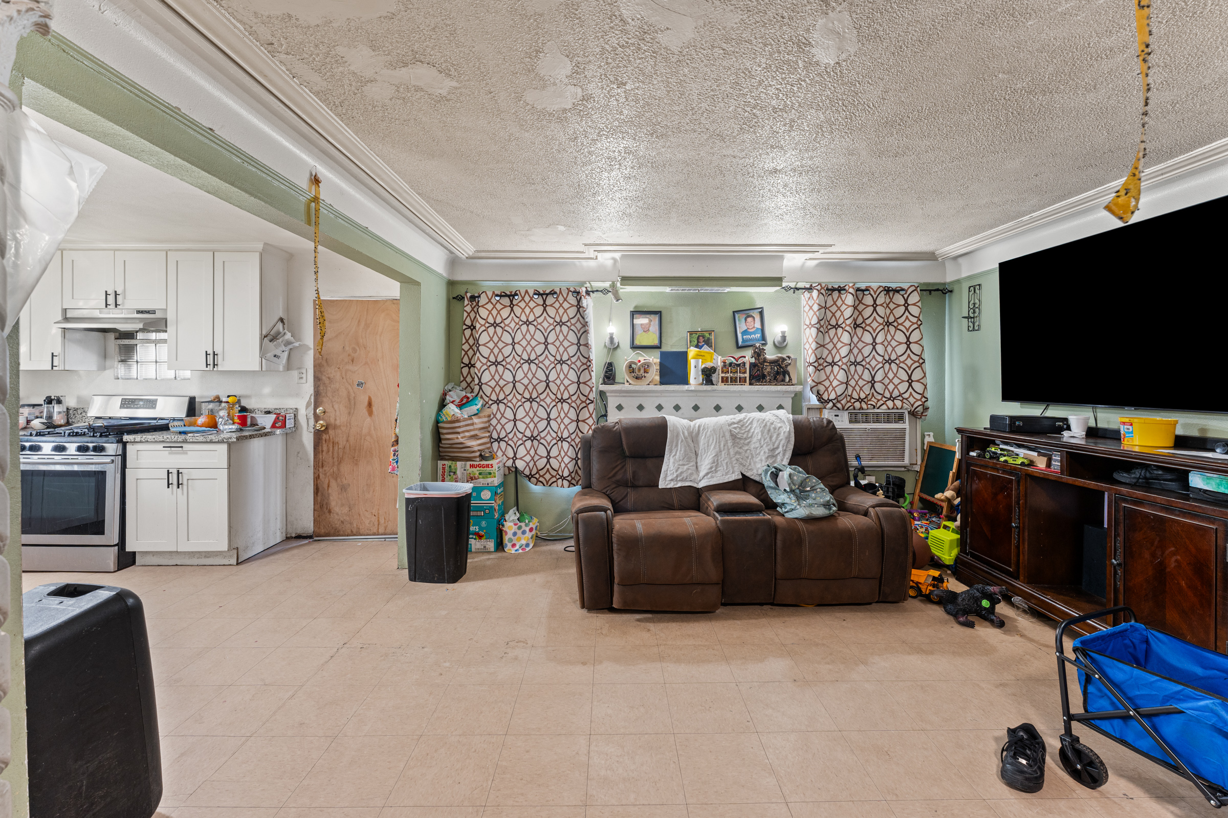 Fontana, California, 92336, United States, 7 Bedrooms Bedrooms, ,4 BathroomsBathrooms,Residential,For Sale,1988528