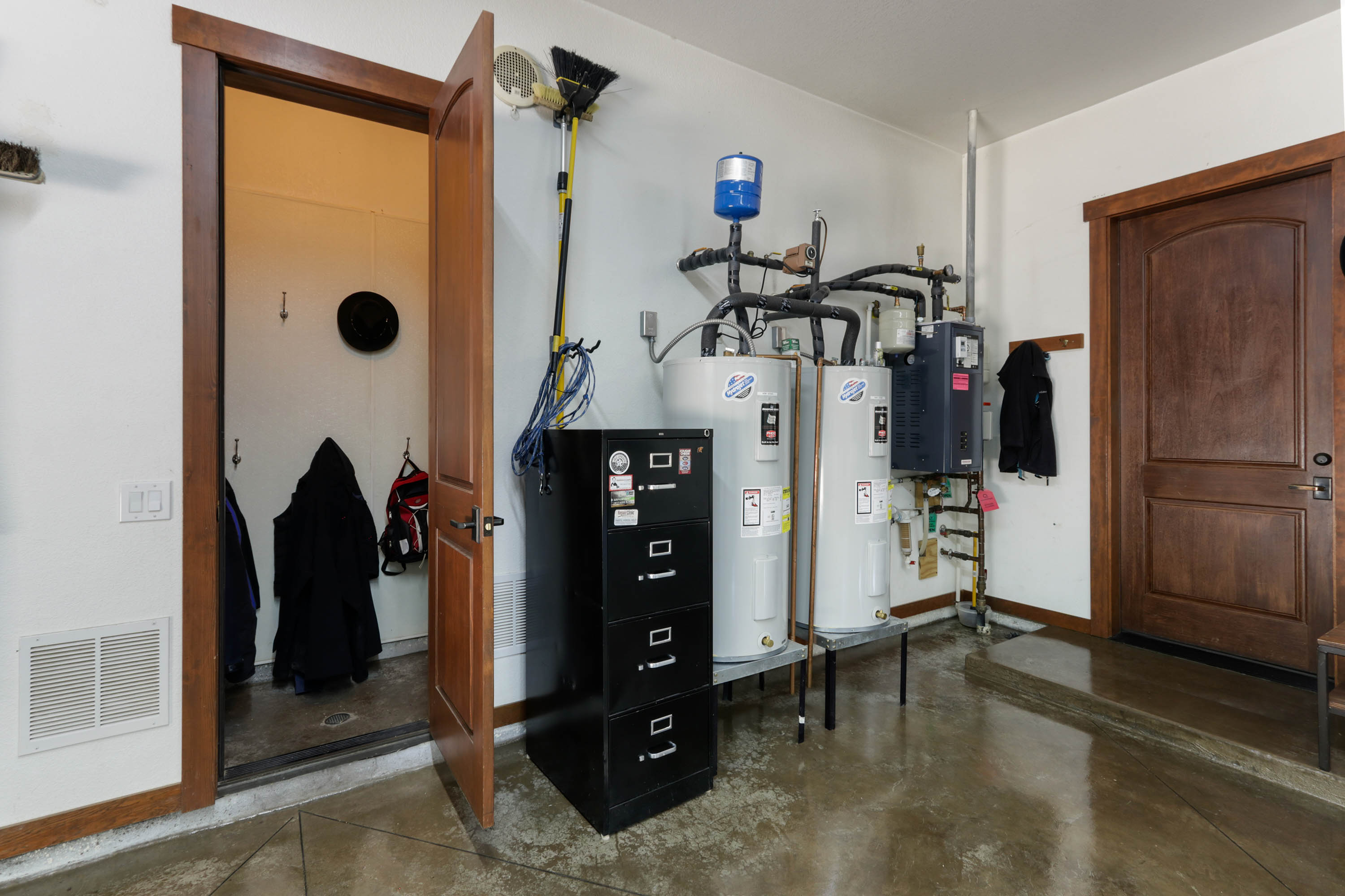 Priest River, Idaho, 83856, United States, 4 Bedrooms Bedrooms, ,5 BathroomsBathrooms,Residential,For Sale,1921614