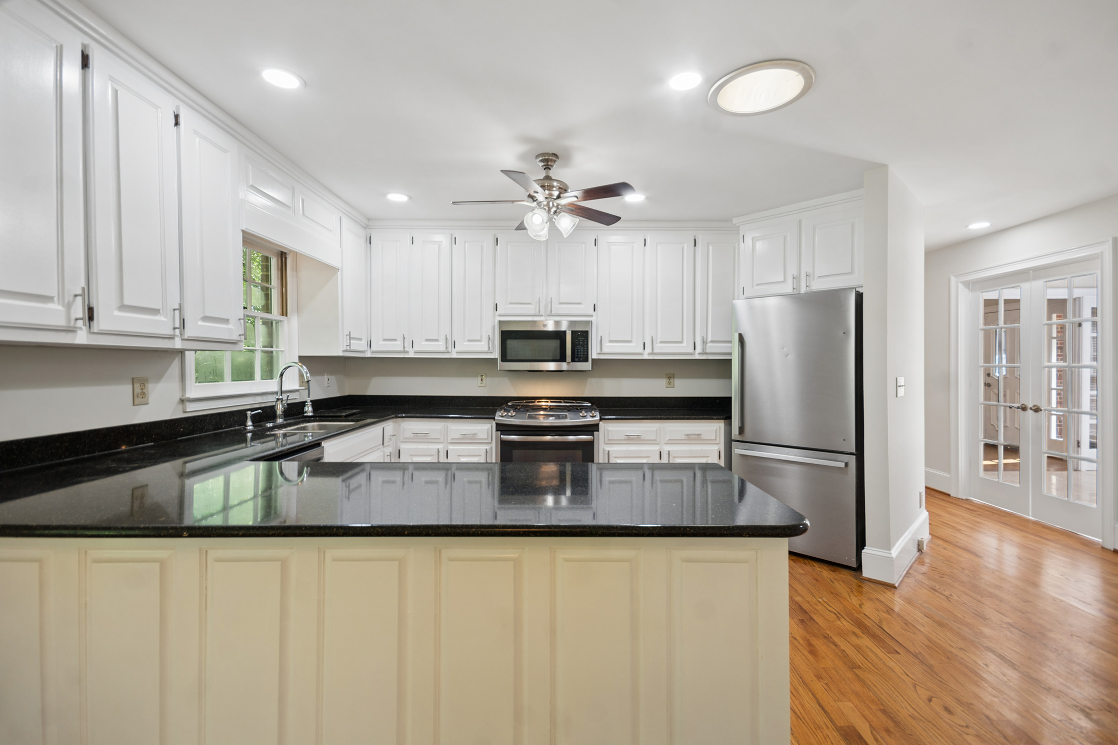  Beautifully Refreshed Ranch Nestled on an Expansive Cul-de-sac Lot - 物件實景
