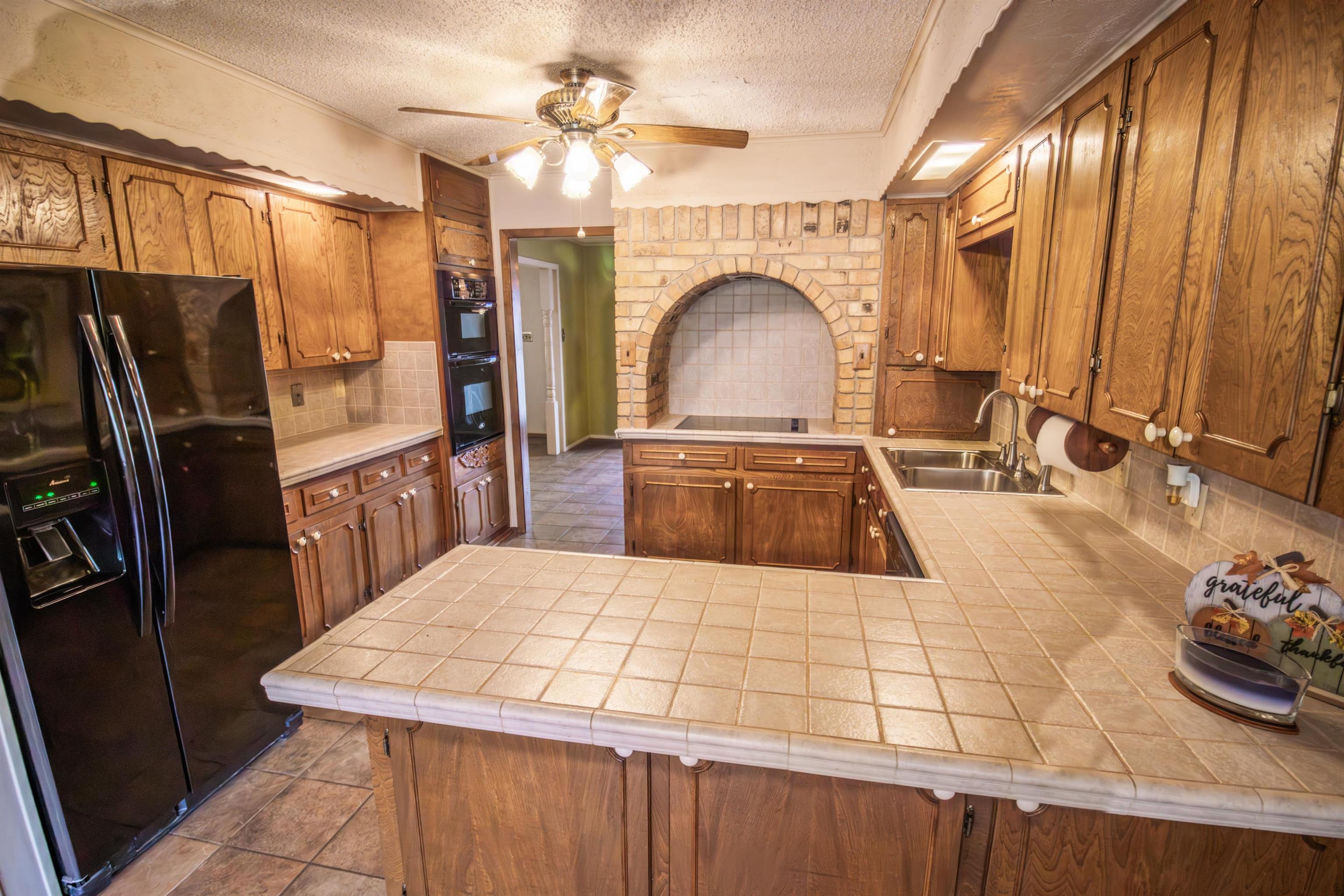 Marshall, Texas, 75670, United States, 5 Bedrooms Bedrooms, ,4 BathroomsBathrooms,Residential,For Sale,1996423