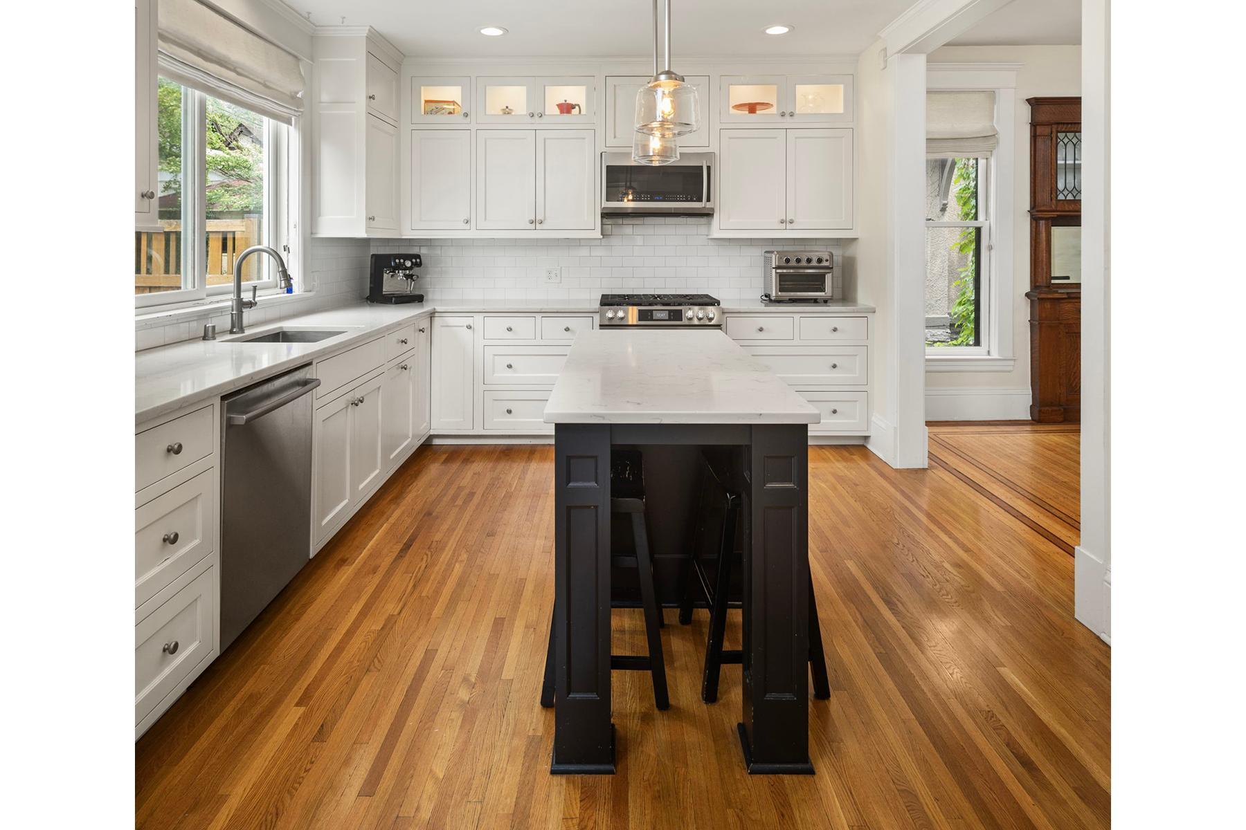 Minneapolis, Minnesota, 55403, United States, 3 Bedrooms Bedrooms, ,2 BathroomsBathrooms,Residential,For Sale,1901965