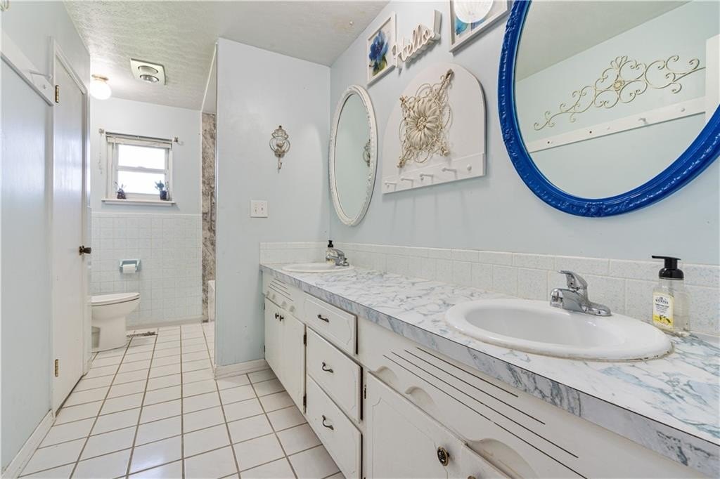 Siloam Springs, Arkansas, 72761, United States, 3 Bedrooms Bedrooms, ,4 BathroomsBathrooms,Residential,For Sale,1981853