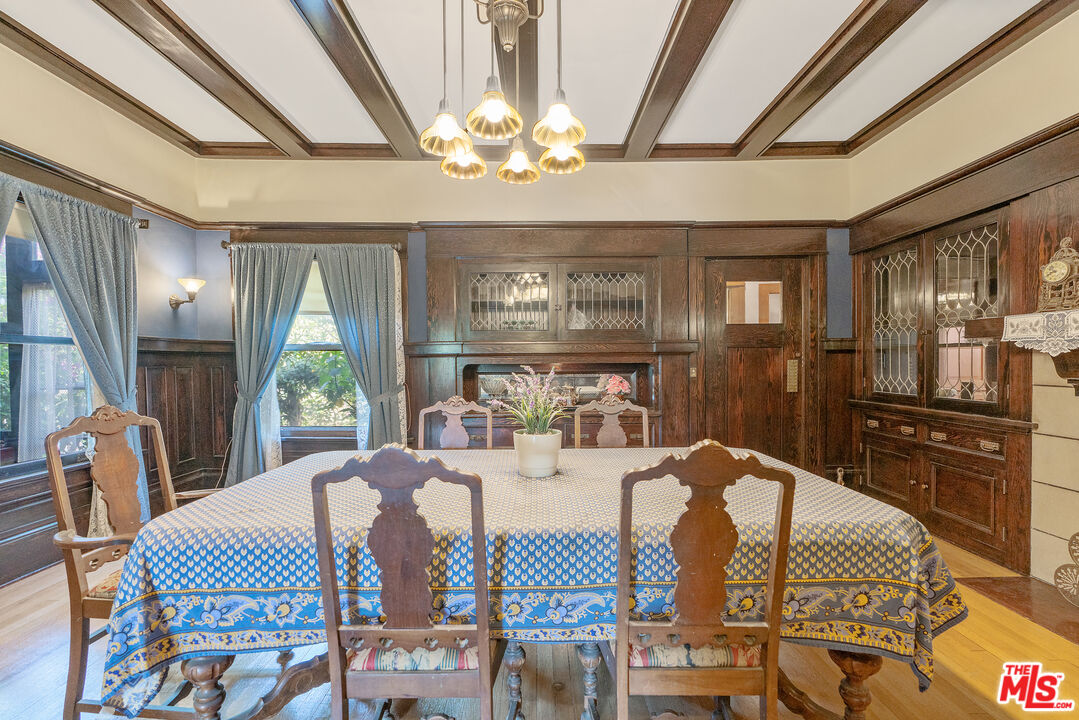 Los Angeles, California, 90006, United States, 6 Bedrooms Bedrooms, ,5 BathroomsBathrooms,Residential,For Sale,1883118