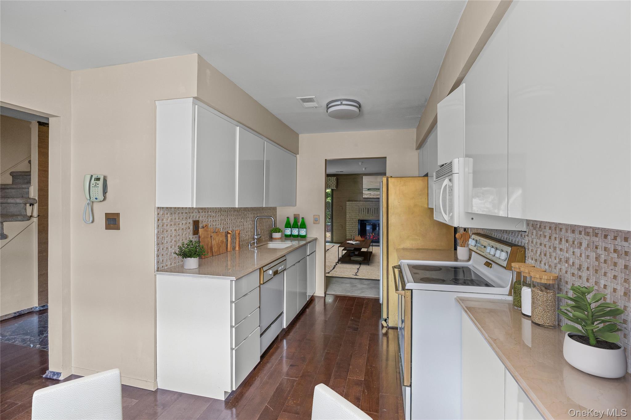 Huntington Station, New York, 11746, United States, 2 Bedrooms Bedrooms, ,2 BathroomsBathrooms,Residential,For Sale,1981328