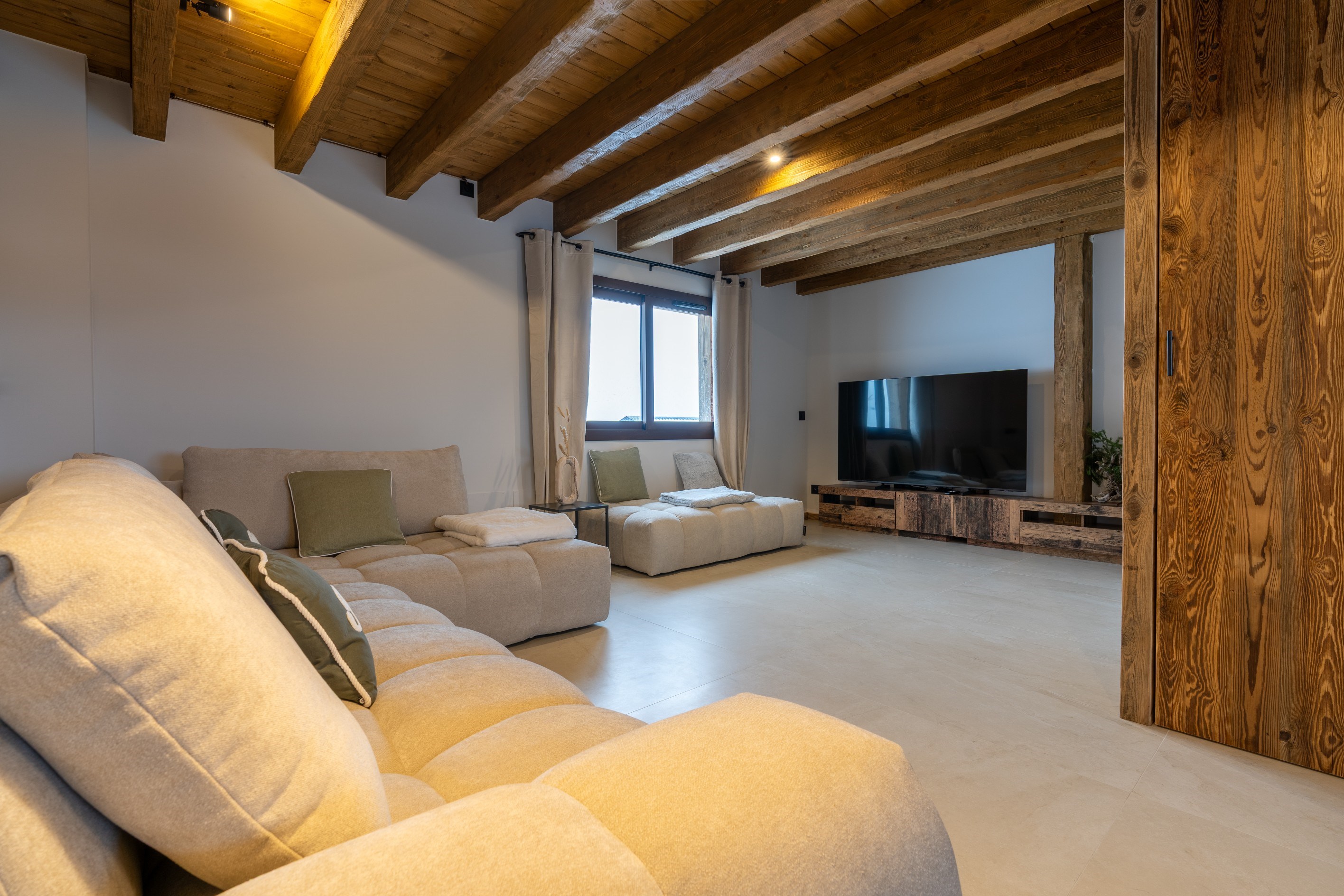  Exceptional New Chalet with Panoramic Views and High-End Features - 物件實景