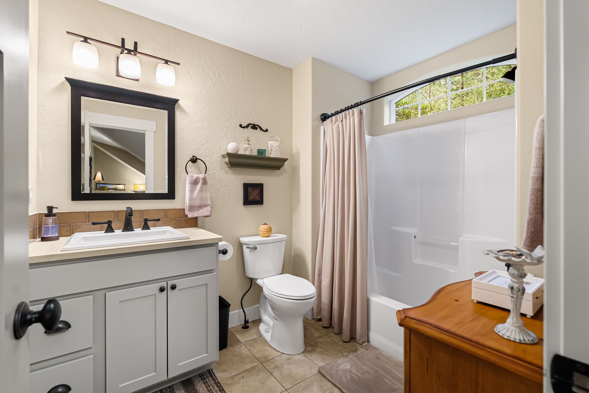 Sandpoint, Idaho, 83864, United States, 2 Bedrooms Bedrooms, ,3 BathroomsBathrooms,Residential,For Sale,1991135