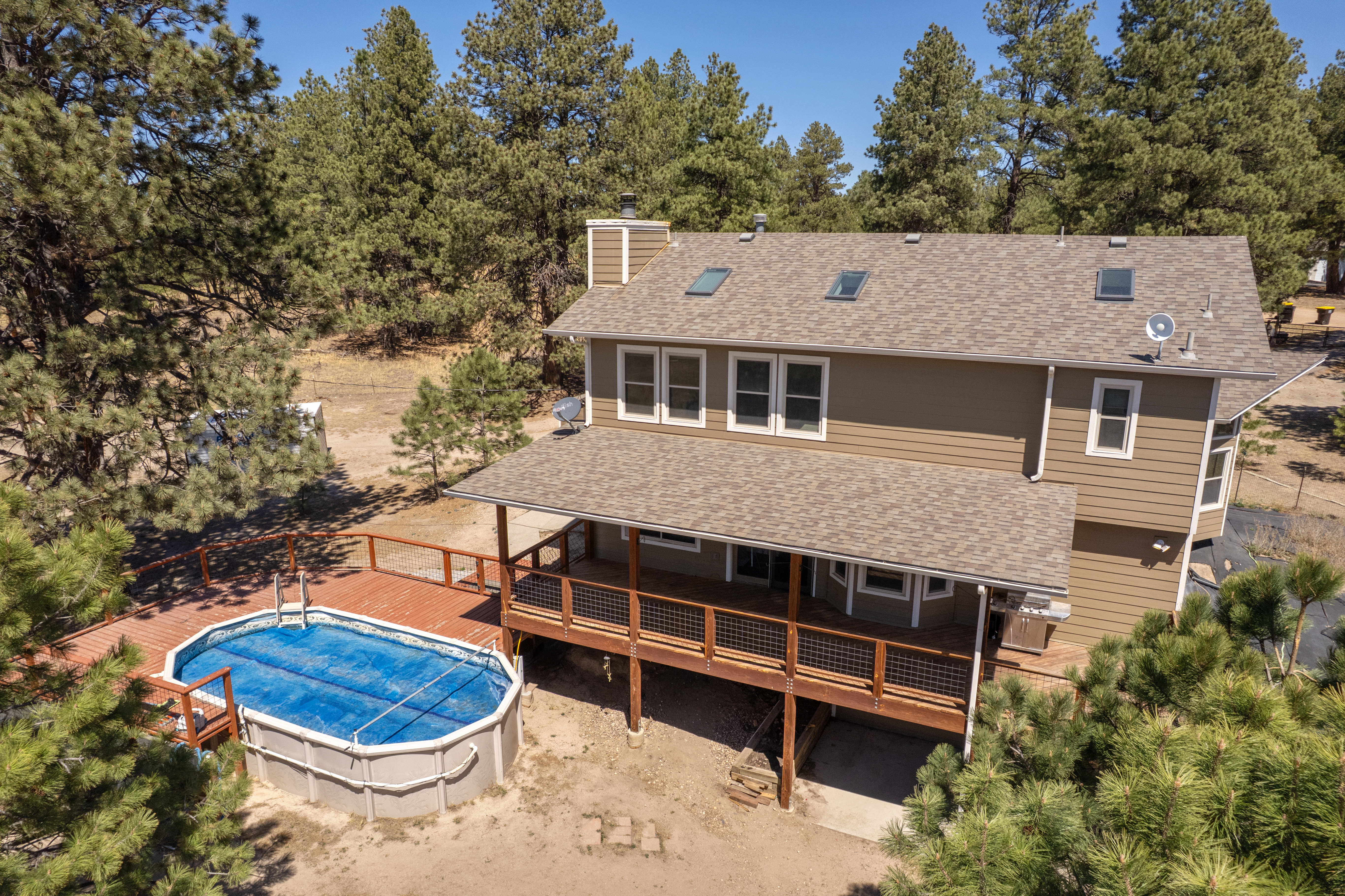  Set behind a gated entry on two and a half wooded acres - 物件實景