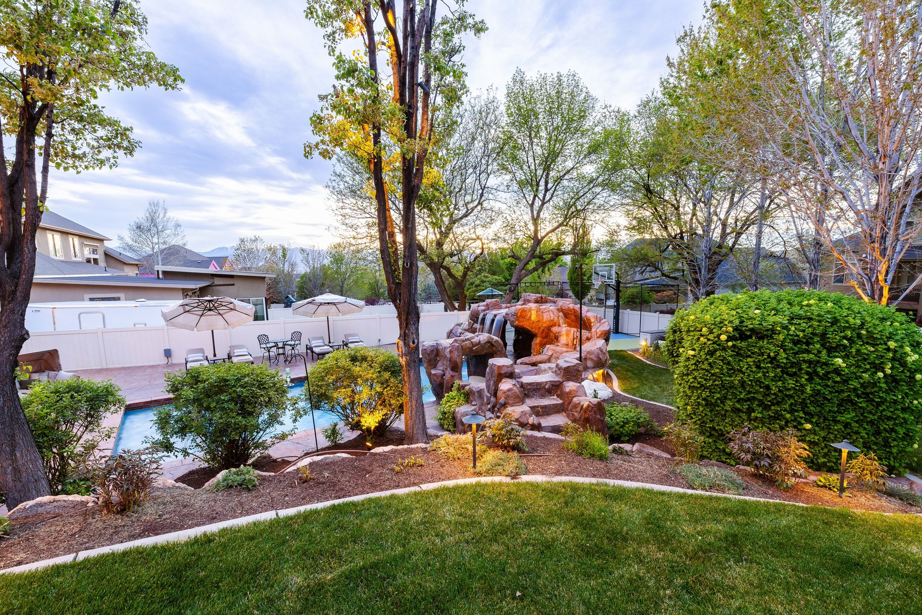  Custom 2-Story Parade Home with Dolphin Bolderscape Grotto Pool & 6 Car Garage - 物件實景