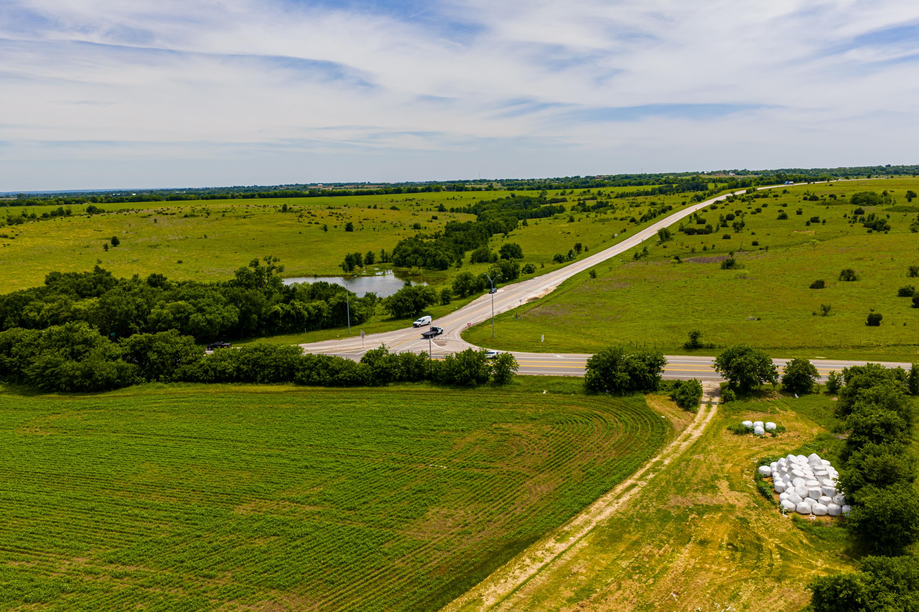  667 Acre Development Property With Two Miles Of Highway Frontage - 物件實景