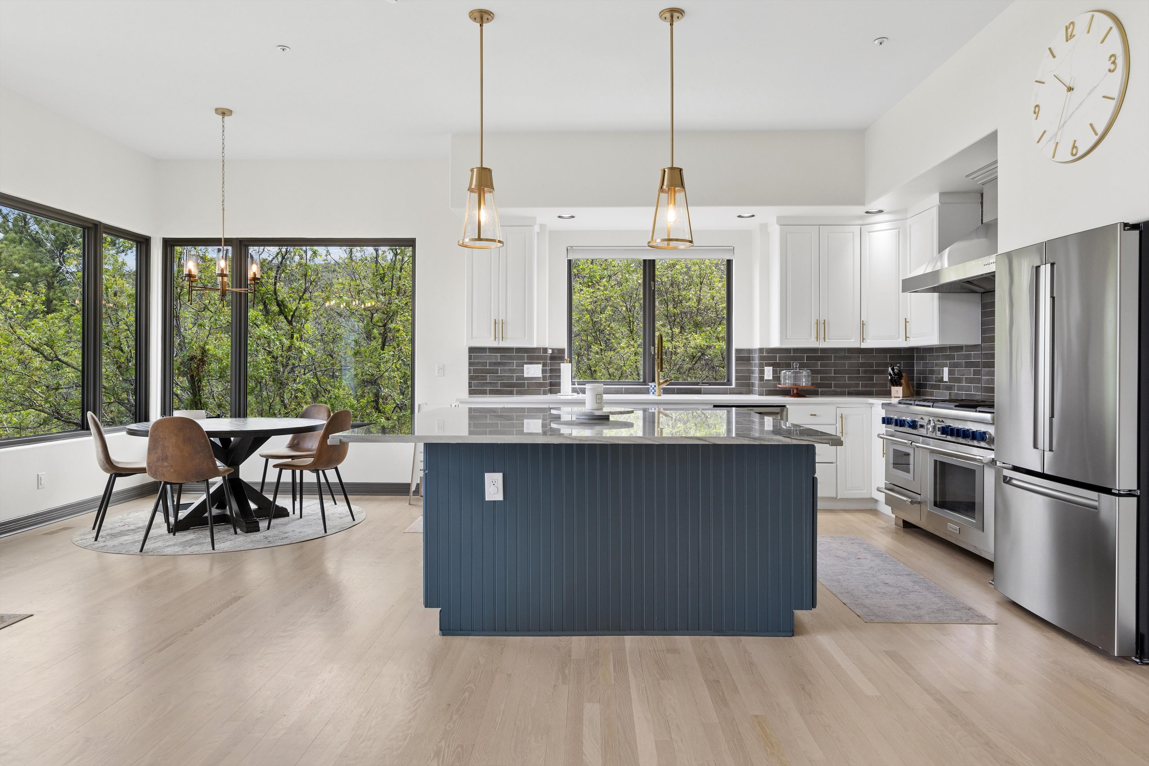  Remodeled 4 Bed 6 Bath Residence Offering Mountain, Sunset Views & Privacy - 物件實景
