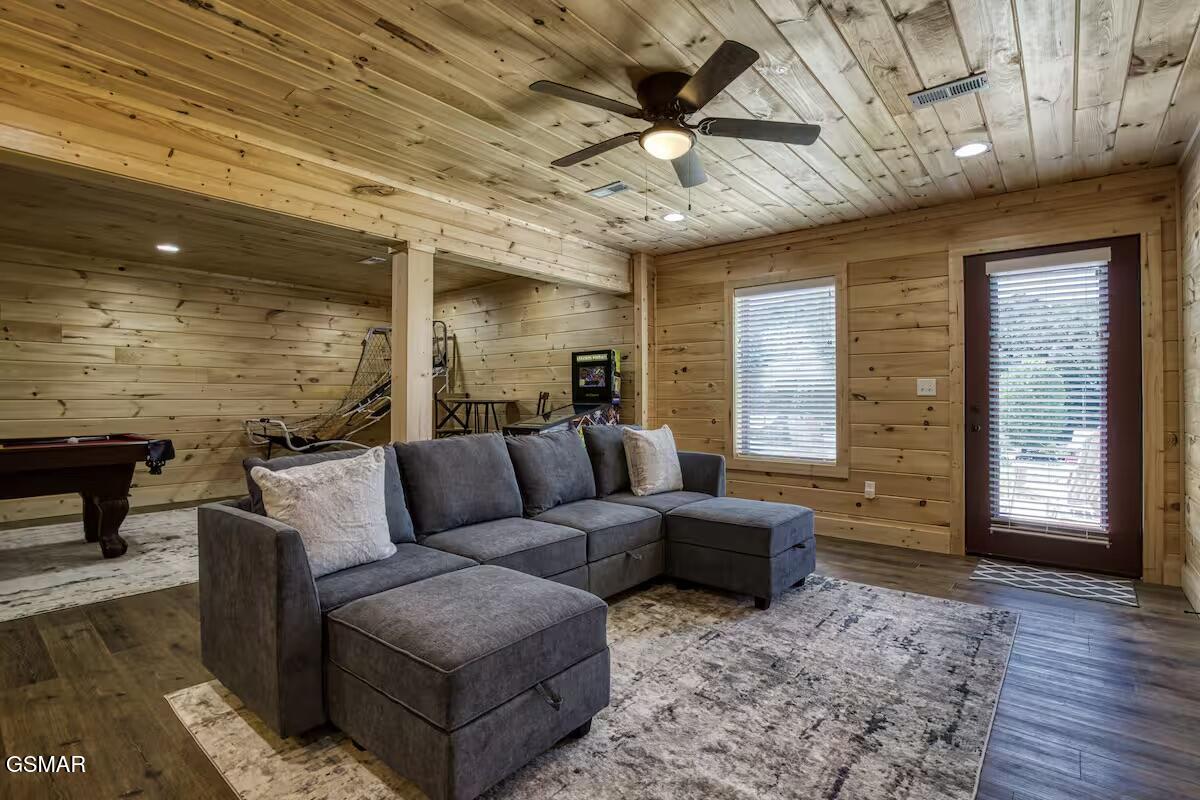 Sevierville, Tennessee, 37862, United States, 3 Bedrooms Bedrooms, ,4 BathroomsBathrooms,Residential,For Sale,1976735