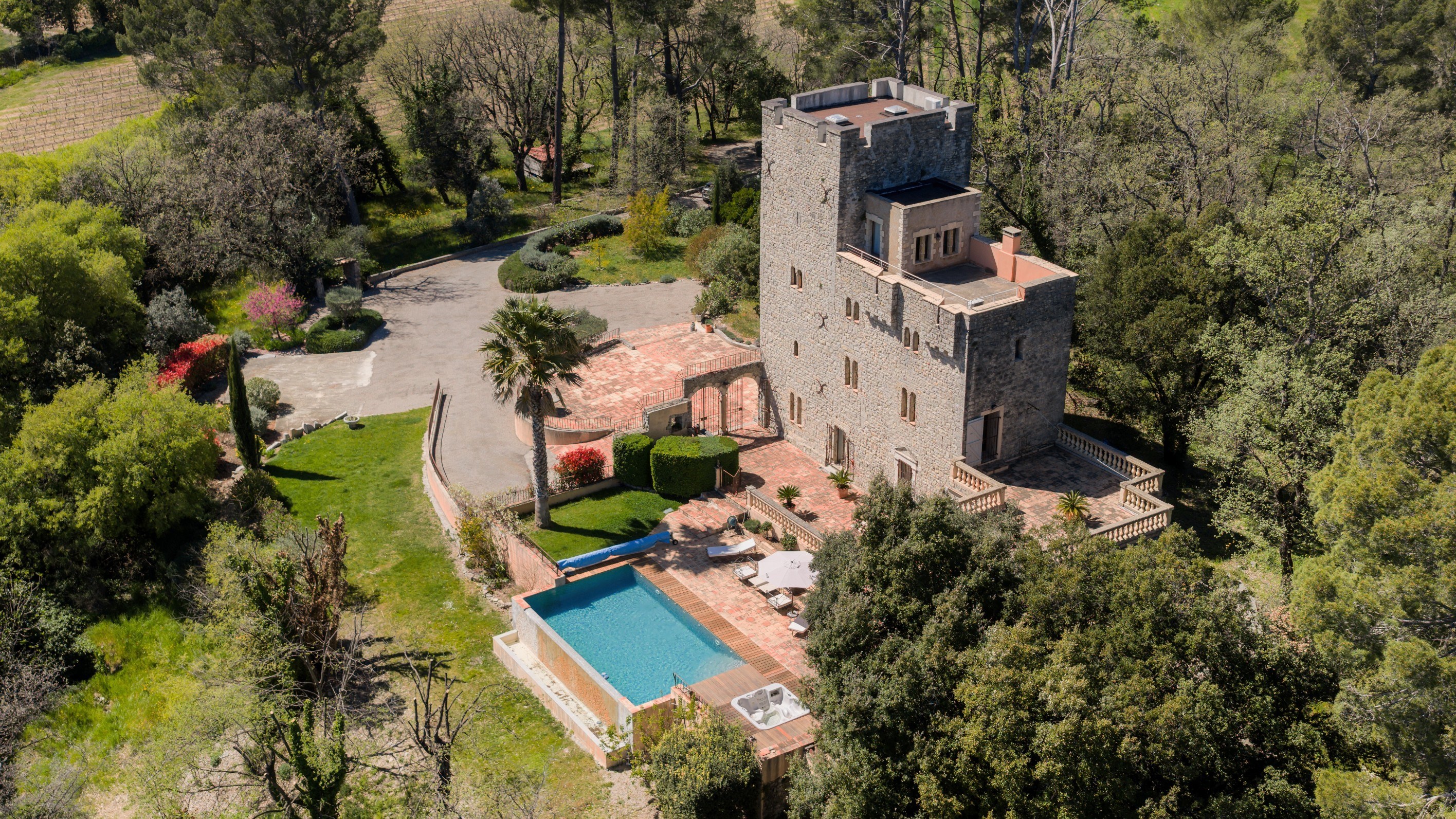  A Medieval Tower Reimagined as an Exceptional Residence - 物件實景