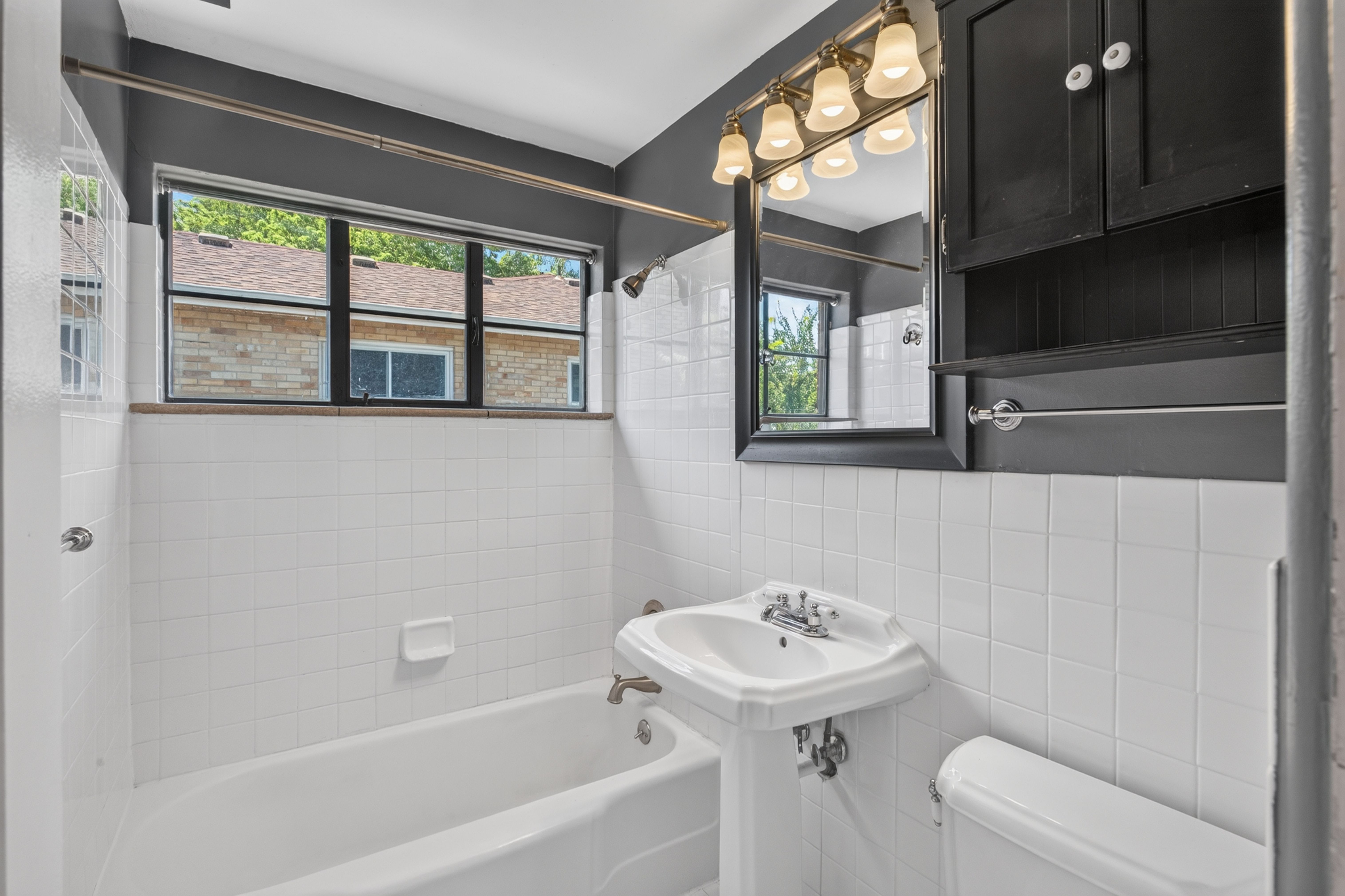  Charming Mayfair Home with Private Backyard Patio & Tree-Lined Charm - 物件實景
