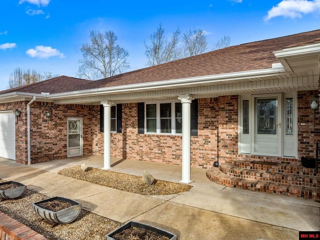 Mountain Home, Arkansas, 72653, United States, 3 Bedrooms Bedrooms, ,4 BathroomsBathrooms,Residential,For Sale,2025116