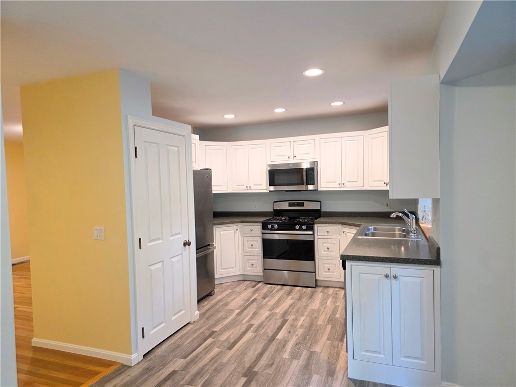 Cranston, Rhode Island, 02920, United States, 2 Bedrooms Bedrooms, ,3 BathroomsBathrooms,Residential,For Sale,1913693