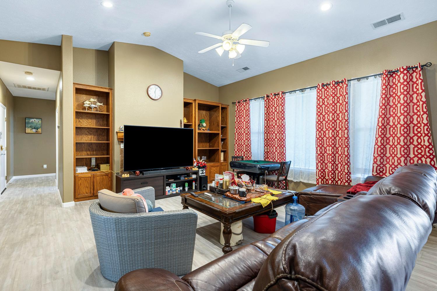 Fresno, California, 93727, United States, 4 Bedrooms Bedrooms, ,2 BathroomsBathrooms,Residential,For Sale,2008580