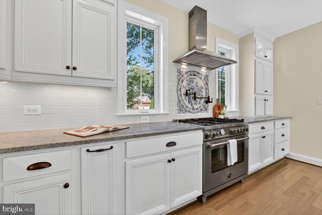 Arlington, Virginia, 22213, United States, 5 Bedrooms Bedrooms, ,5 BathroomsBathrooms,Residential,For Sale,1982488