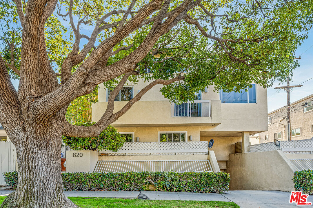 Santa Monica, California, 90403, United States, 2 Bedrooms Bedrooms, ,2 BathroomsBathrooms,Residential,For Sale,2003449