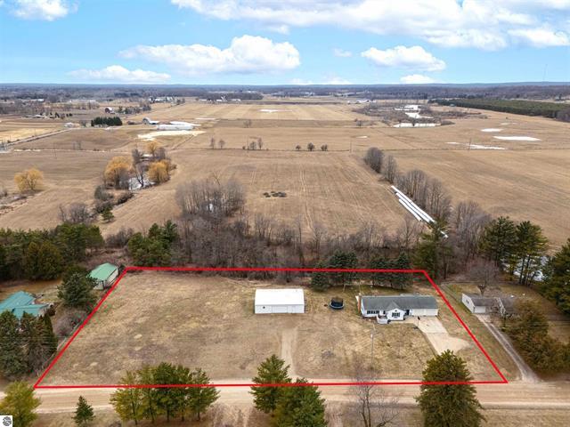 Eberhart Ave, Clare, MI 48617 #1