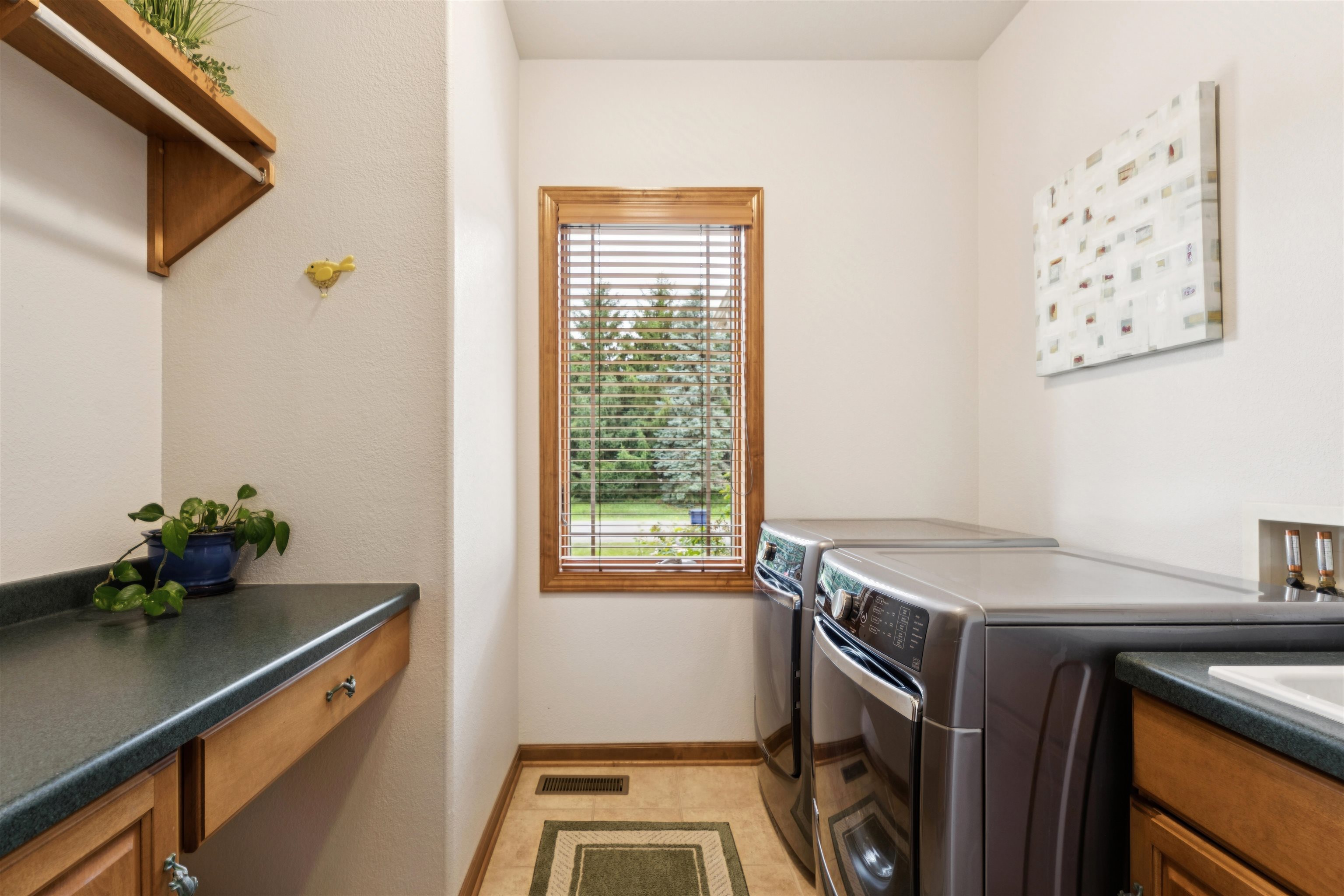 NEENAH, Wisconsin, 54956, United States, 3 Bedrooms Bedrooms, ,2 BathroomsBathrooms,Residential,For Sale,1913087