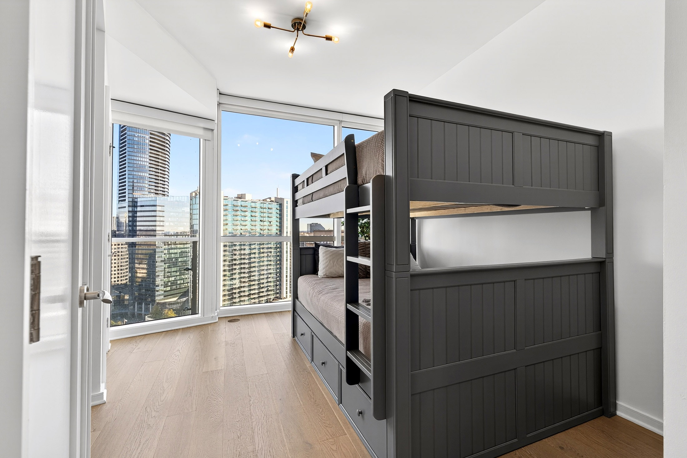  Refined Two Bedroom Residence with Sweeping Skyline Views - 物件實景