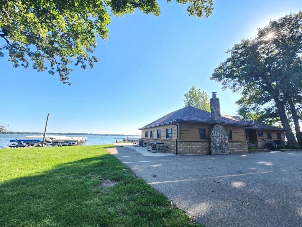 Clear Lake, Iowa, 50428, United States, 3 Bedrooms Bedrooms, ,1 BathroomBathrooms,Residential,For Sale,1937165