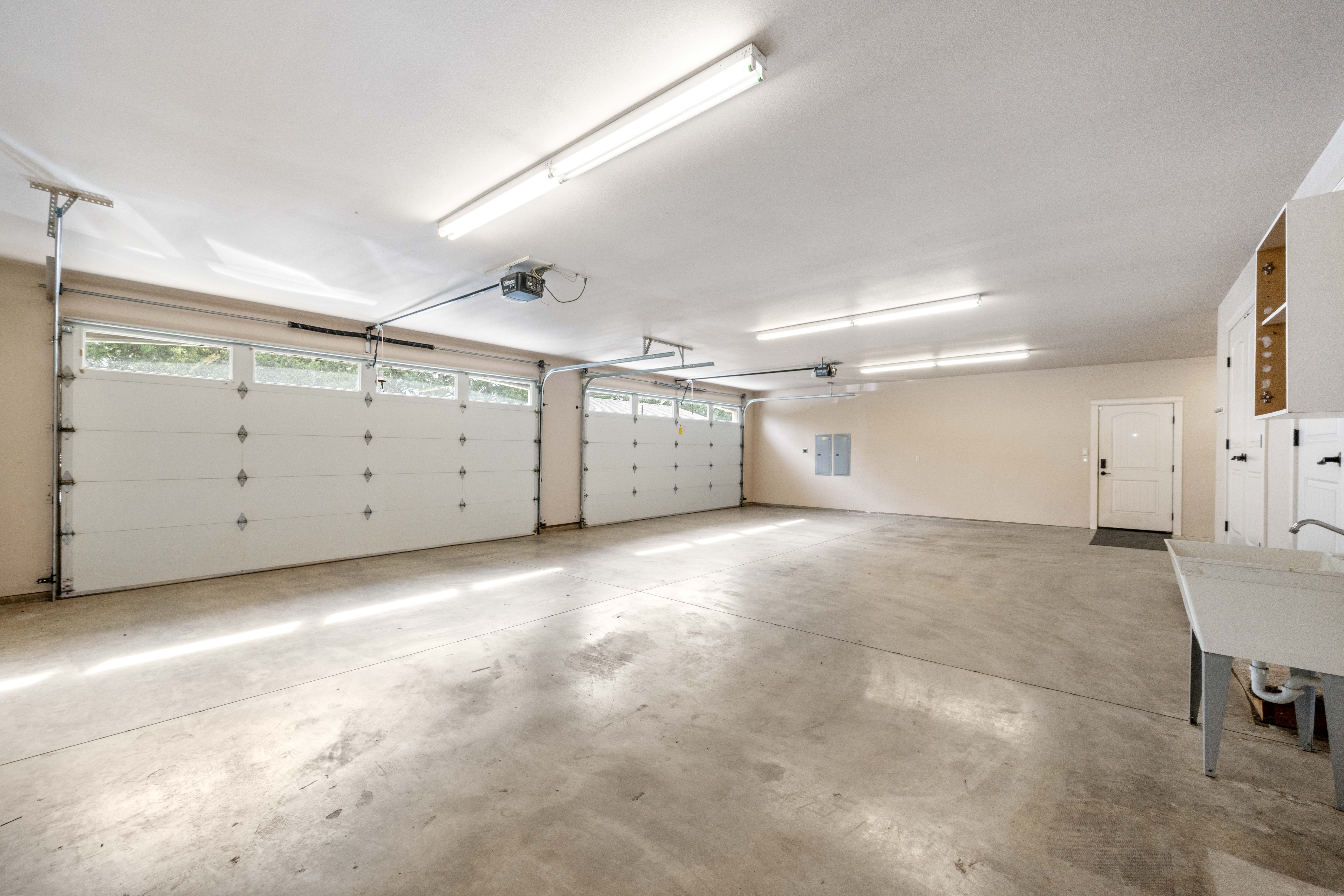  Custom Built on 1 Acre - 物件實景