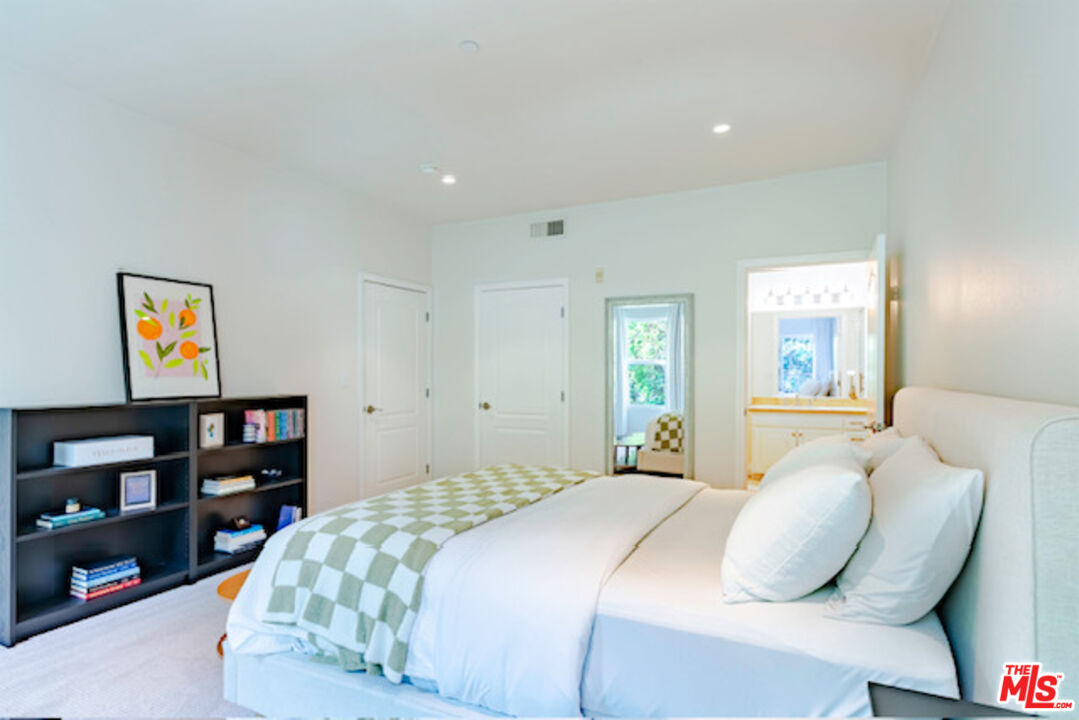 Los Angeles, California, 90019, United States, 2 Bedrooms Bedrooms, ,2 BathroomsBathrooms,Residential,For Sale,1998482