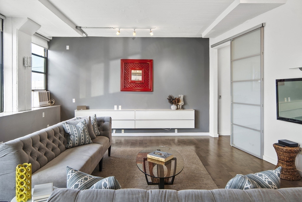 Somerville, Massachusetts, 02143, United States, 3 Bedrooms Bedrooms, ,2 BathroomsBathrooms,Residential,For Sale,1938826
