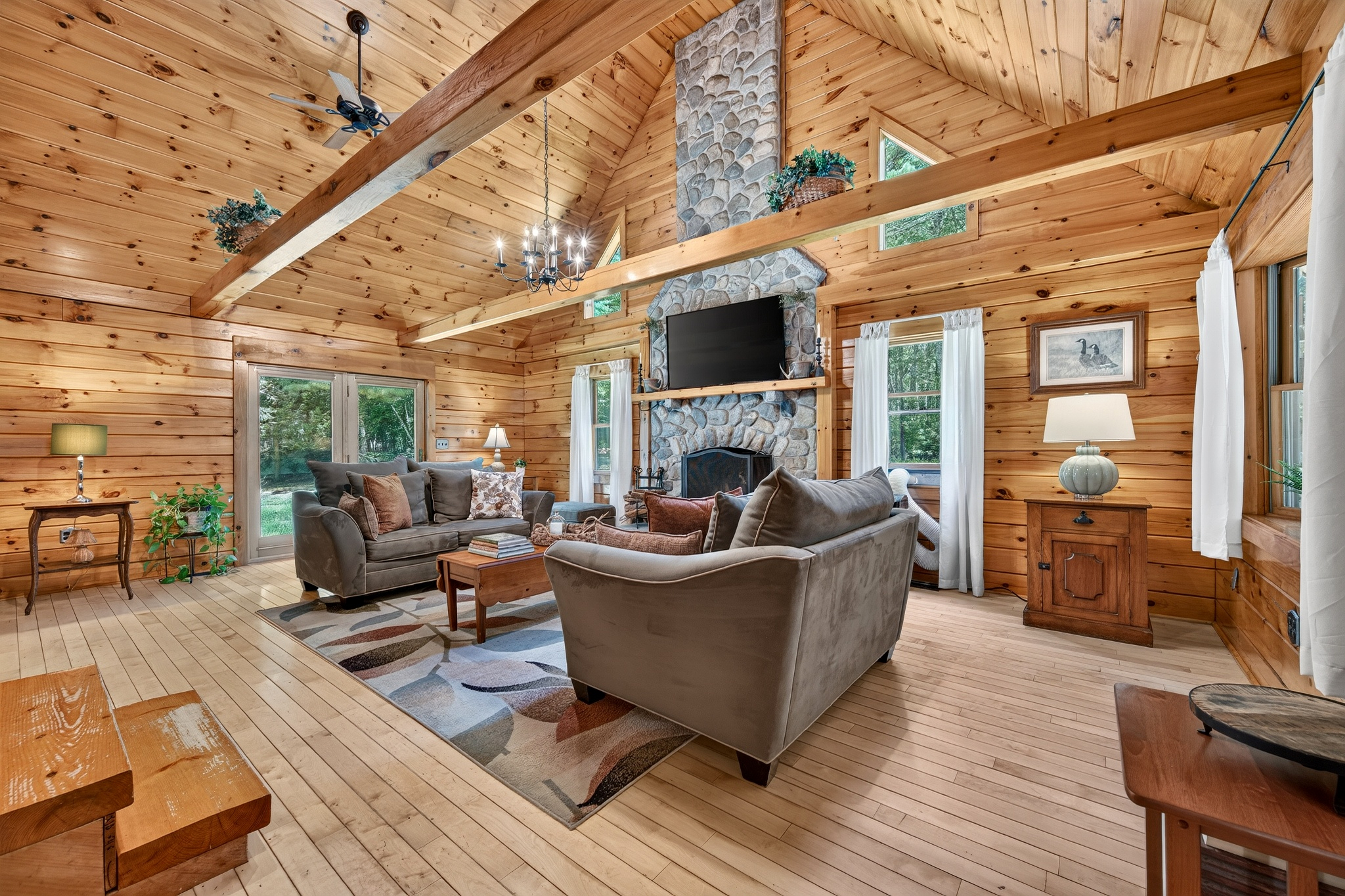  Tucked within four private, tranquil acres, this charming rustic log home offers - 物件實景