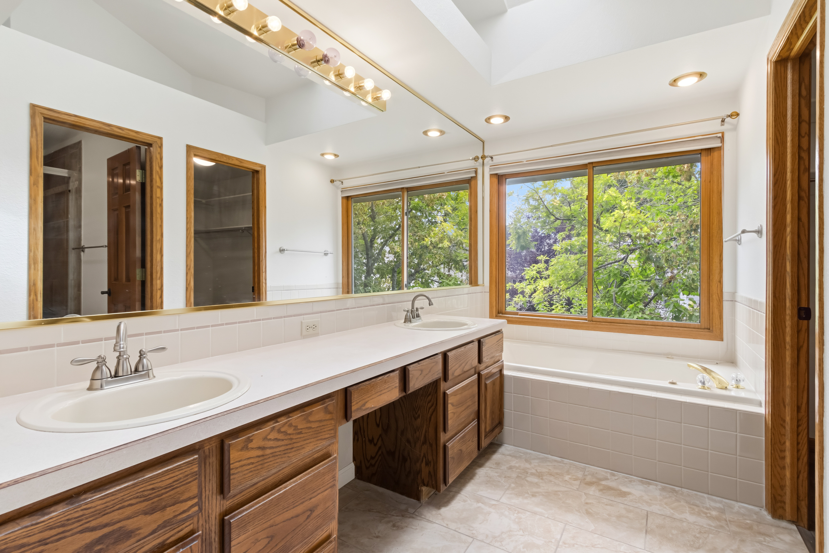  Beautifully Maintained Home in the Tree-Lined Oakridge Neighborhood - 物件實景