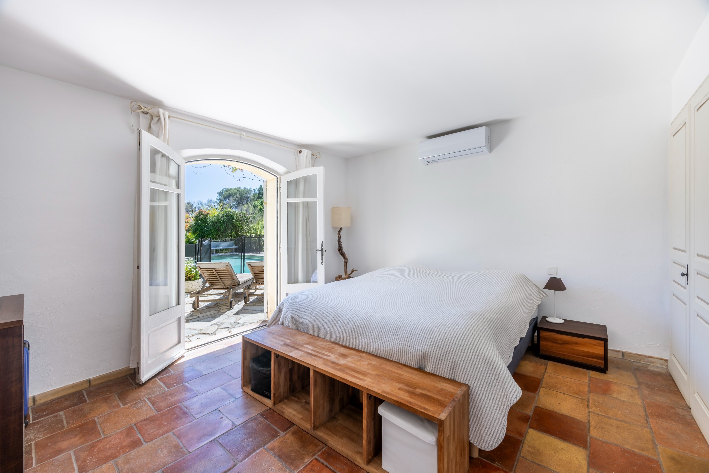  Provençal villa with pool and development potential in Roquefort les Pins near … - 物件實景