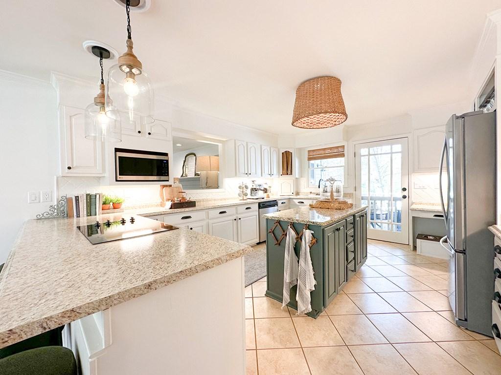 Calhoun, Georgia, 30701, United States, 4 Bedrooms Bedrooms, ,3 BathroomsBathrooms,Residential,For Sale,1762093