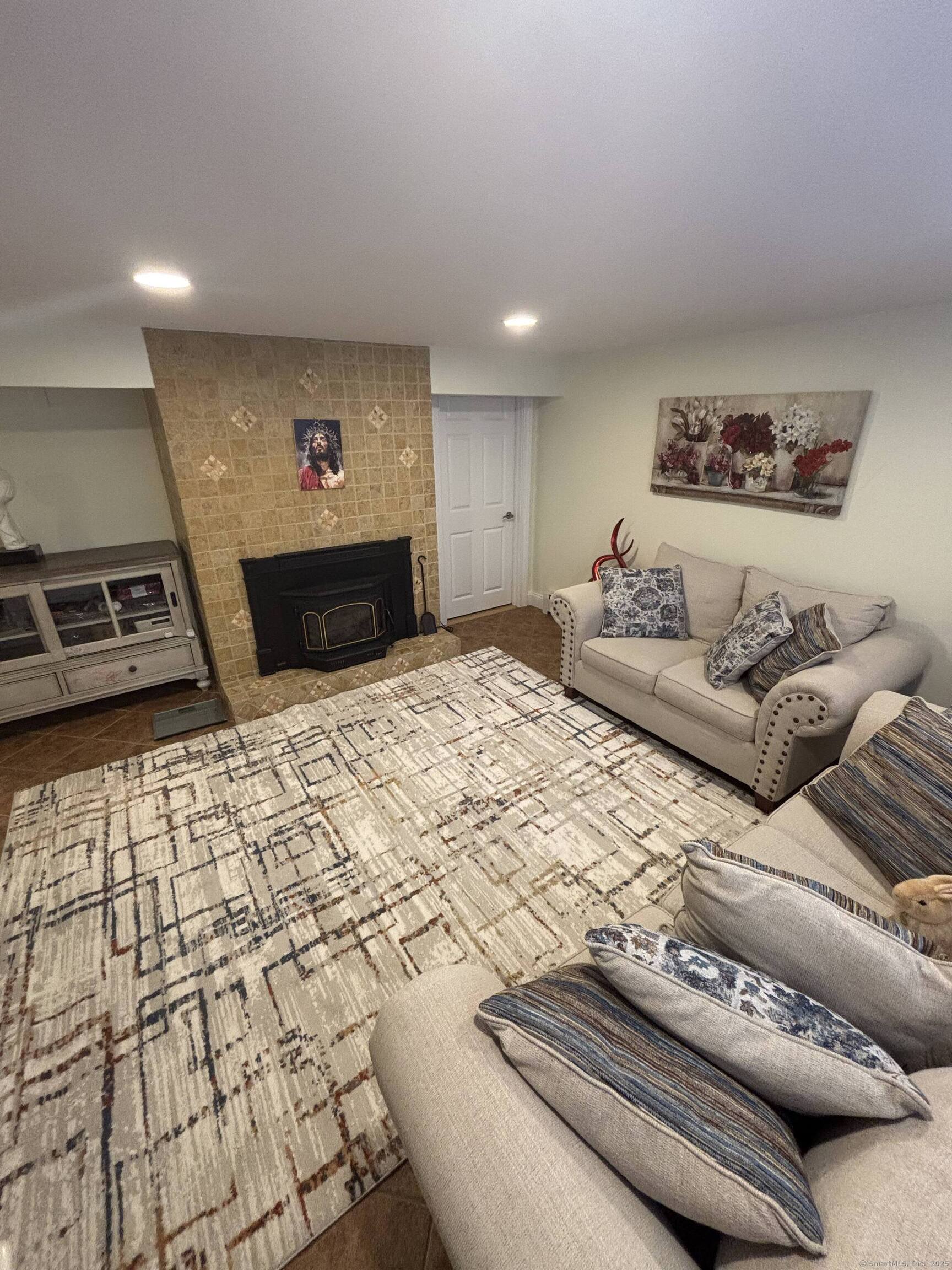 East Lyme, Connecticut, 06357, United States, 3 Bedrooms Bedrooms, ,2 BathroomsBathrooms,Residential,For Sale,1931029