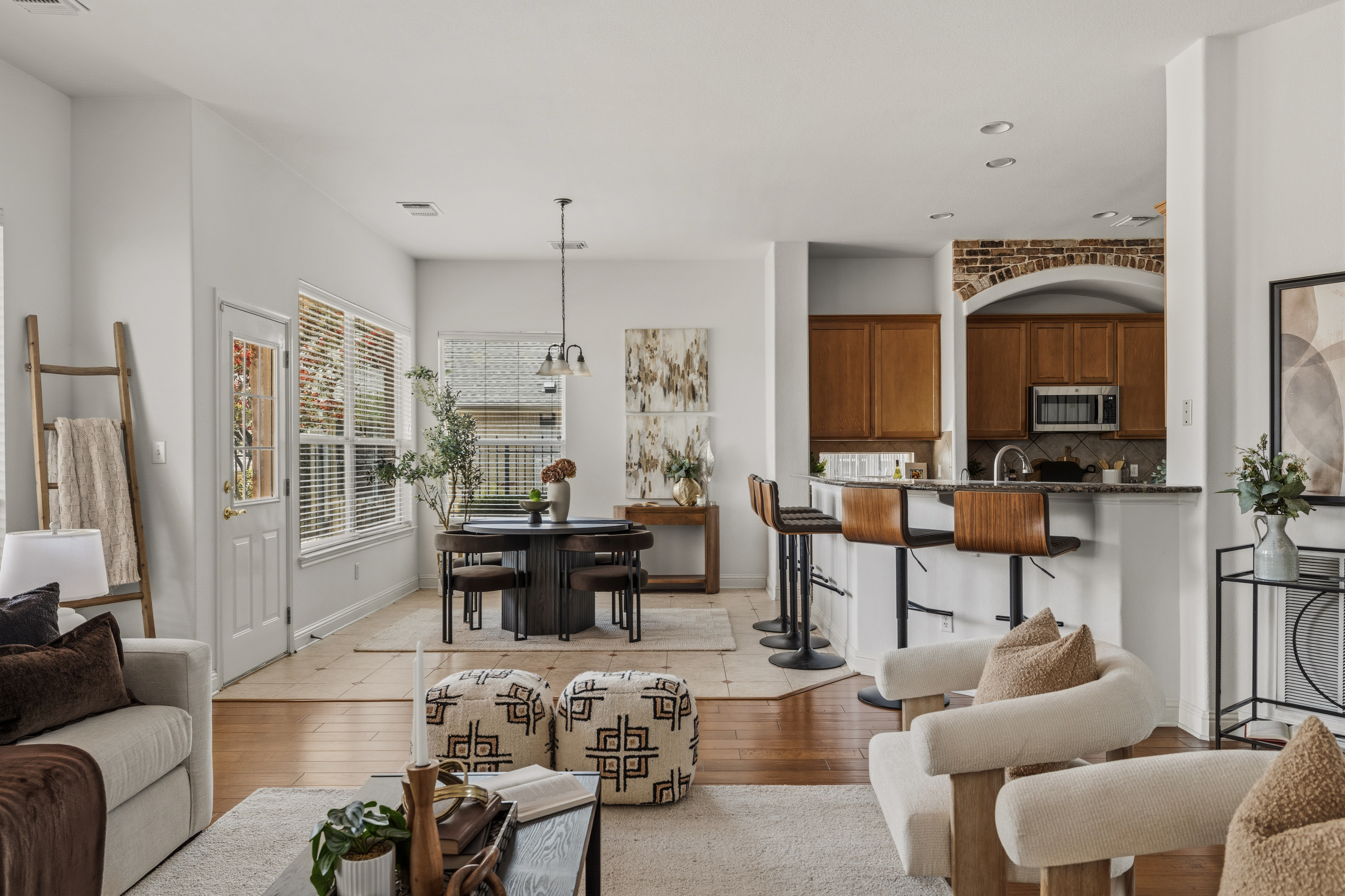  Elegant Luxury Backing to Pristine Greenbelt with Hill Country Views - 物件實景