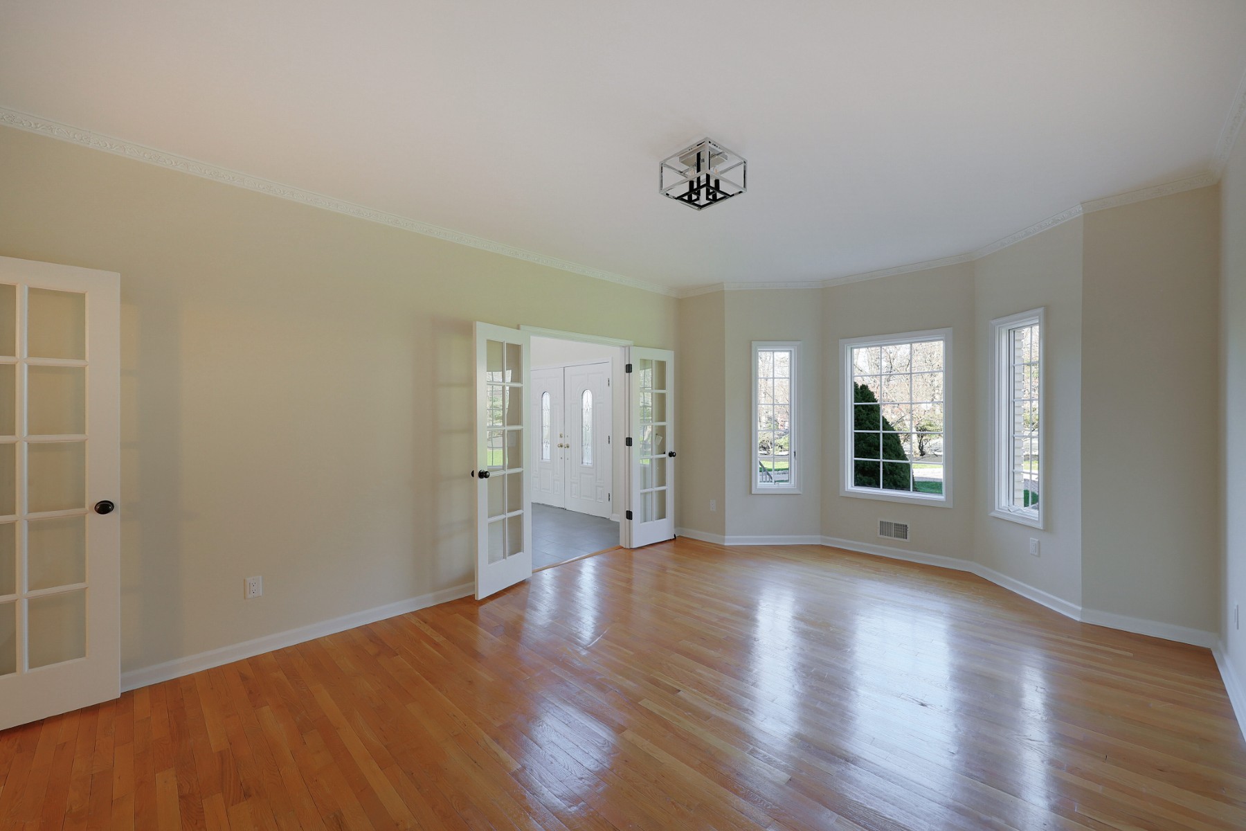  Impressive Seven Bedroom Colonial Offer Privacy and Practicality - 物件實景