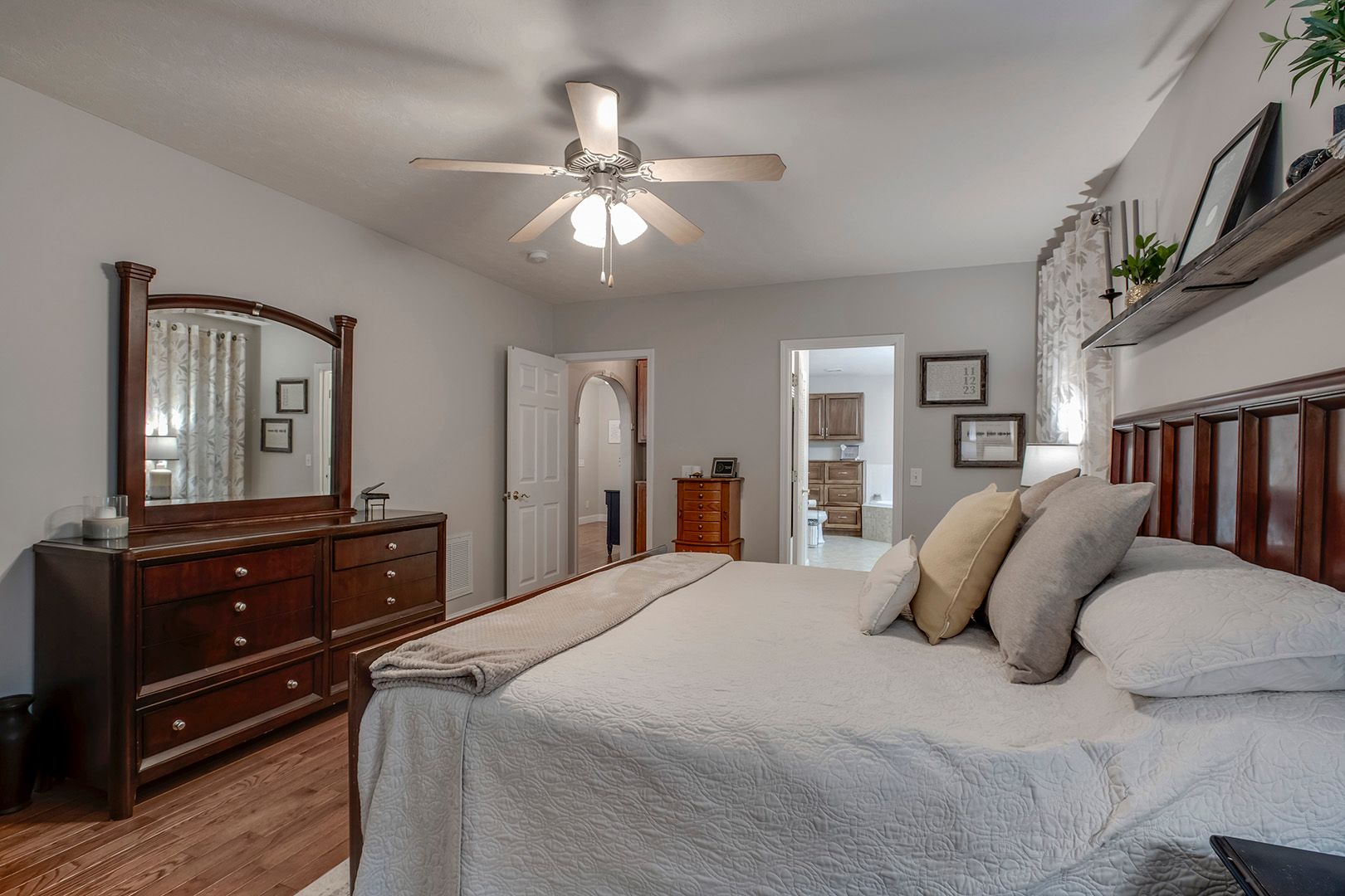 Kingston, Tennessee, 37763, United States, 5 Bedrooms Bedrooms, ,5 BathroomsBathrooms,Residential,For Sale,2011404