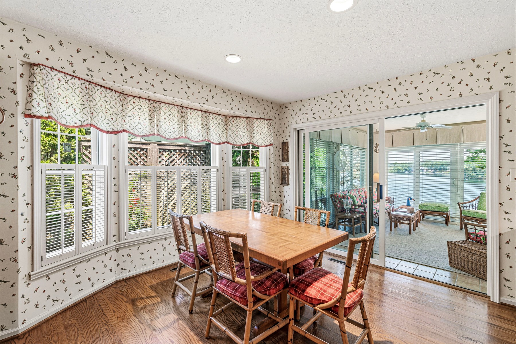  Beautifully Maintained Waterfront Home with Breathtaking Views - 物件實景