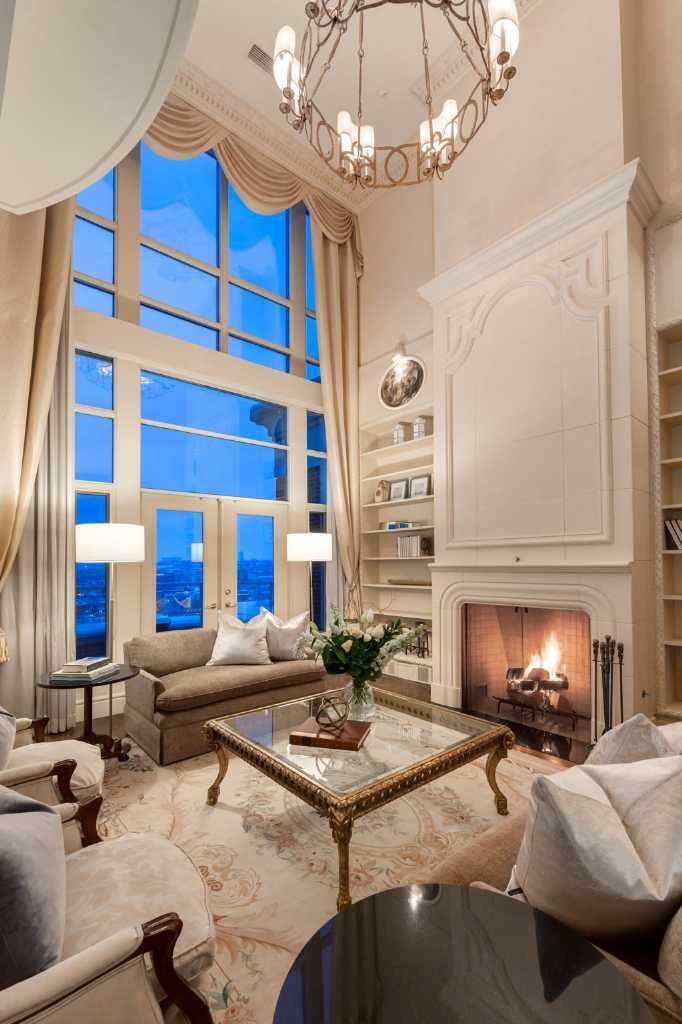 CALGARY, Alberta, T2P 5J9, CA, 2 Bedrooms Bedrooms, ,6 BathroomsBathrooms,Residential,For Sale,1987671