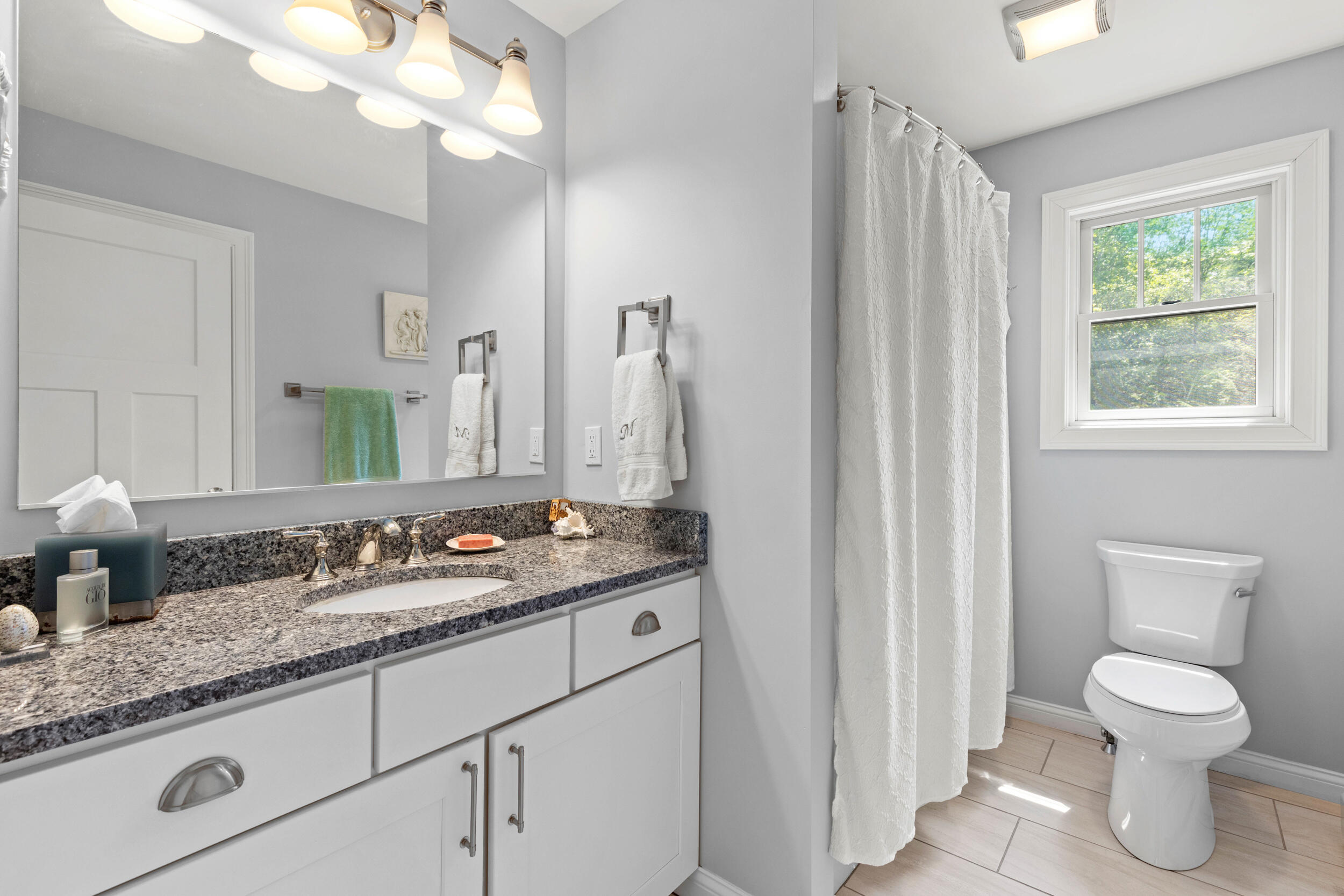 Falmouth, Maine, 04105, United States, 3 Bedrooms Bedrooms, ,3 BathroomsBathrooms,Residential,For Sale,1917362