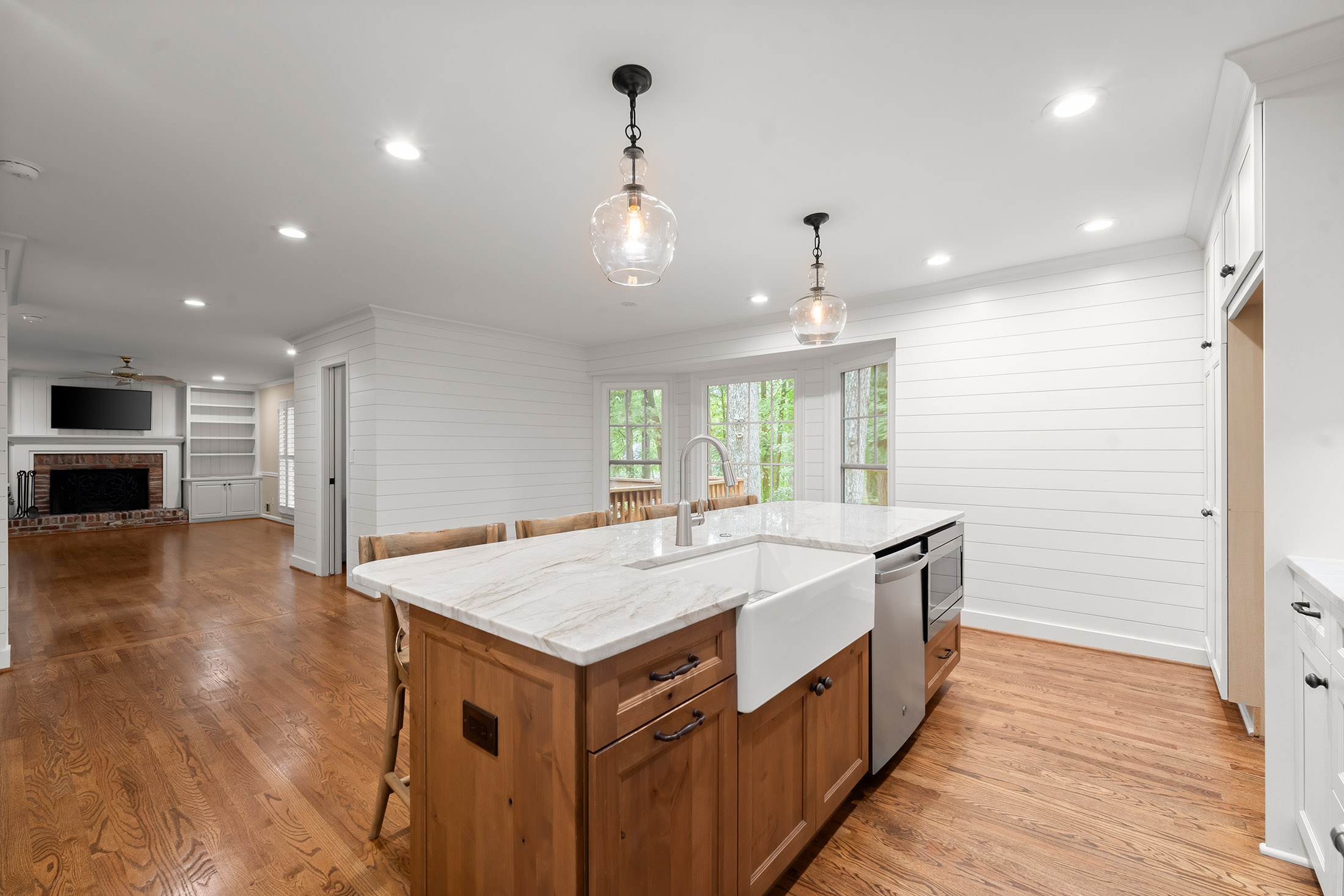  Beautifully Transformed Home in Lassiter School District - 物件實景