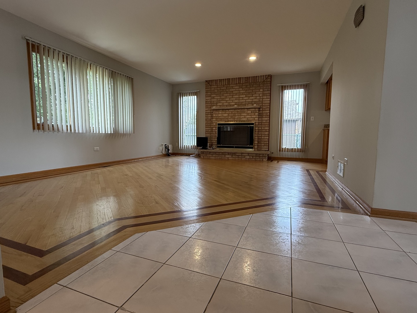 Burbank, Illinois, 60459, United States, 4 Bedrooms Bedrooms, ,3 BathroomsBathrooms,Residential,For Sale,1921383