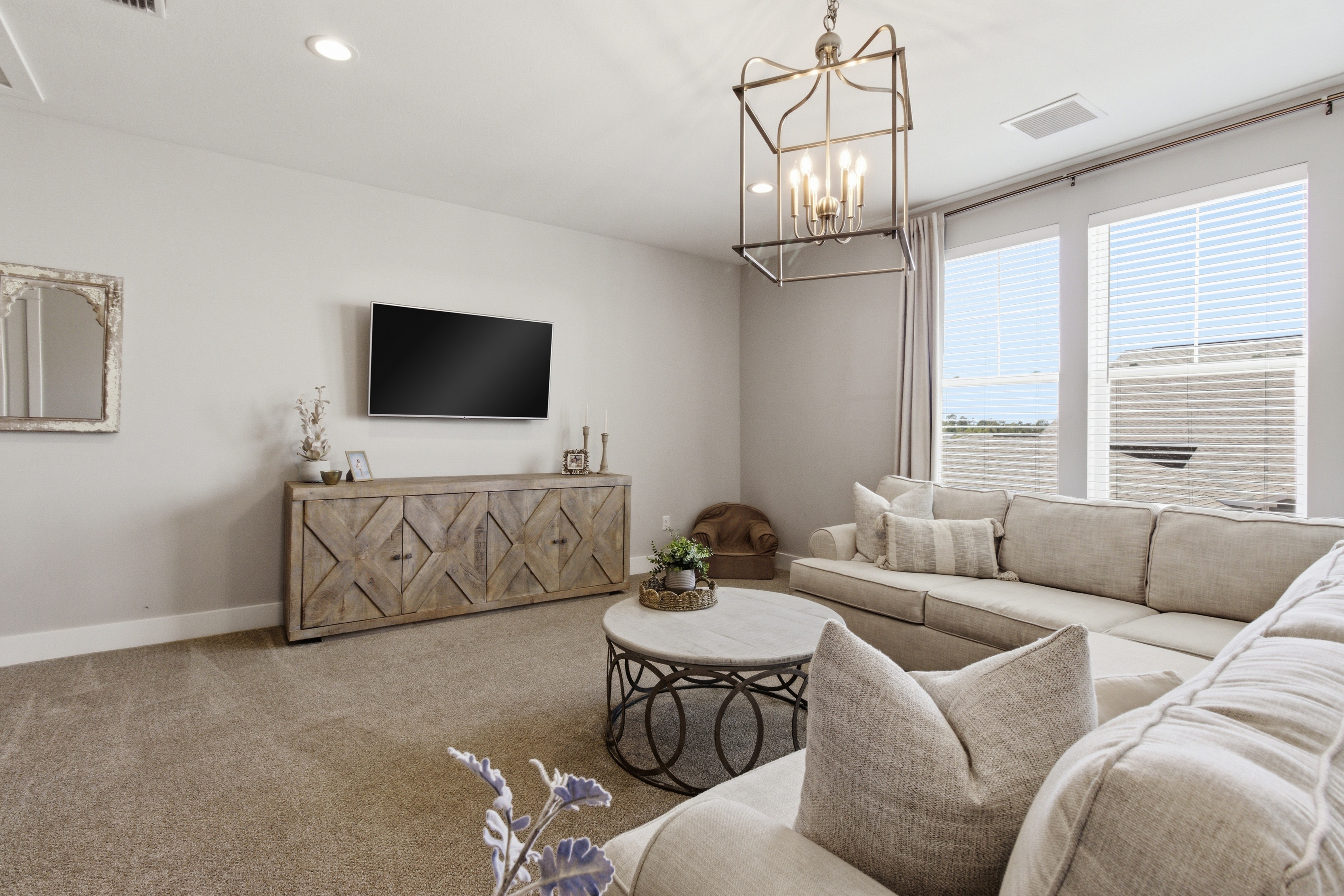  Spacious Corner-Lot Retreat With Flexible Living - 物件實景