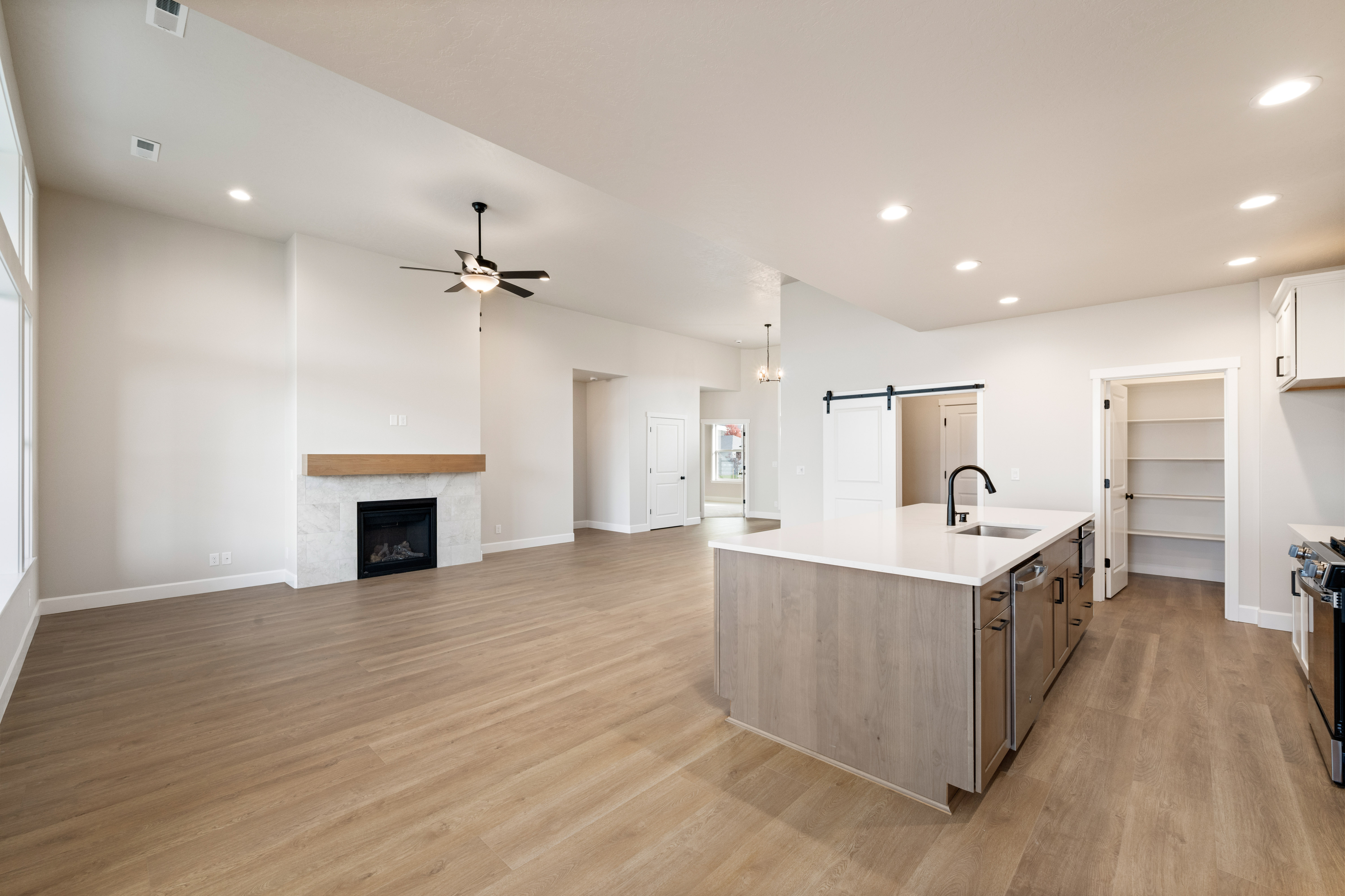  4 Beds, RV Garage & Large Pantry - 物件實景