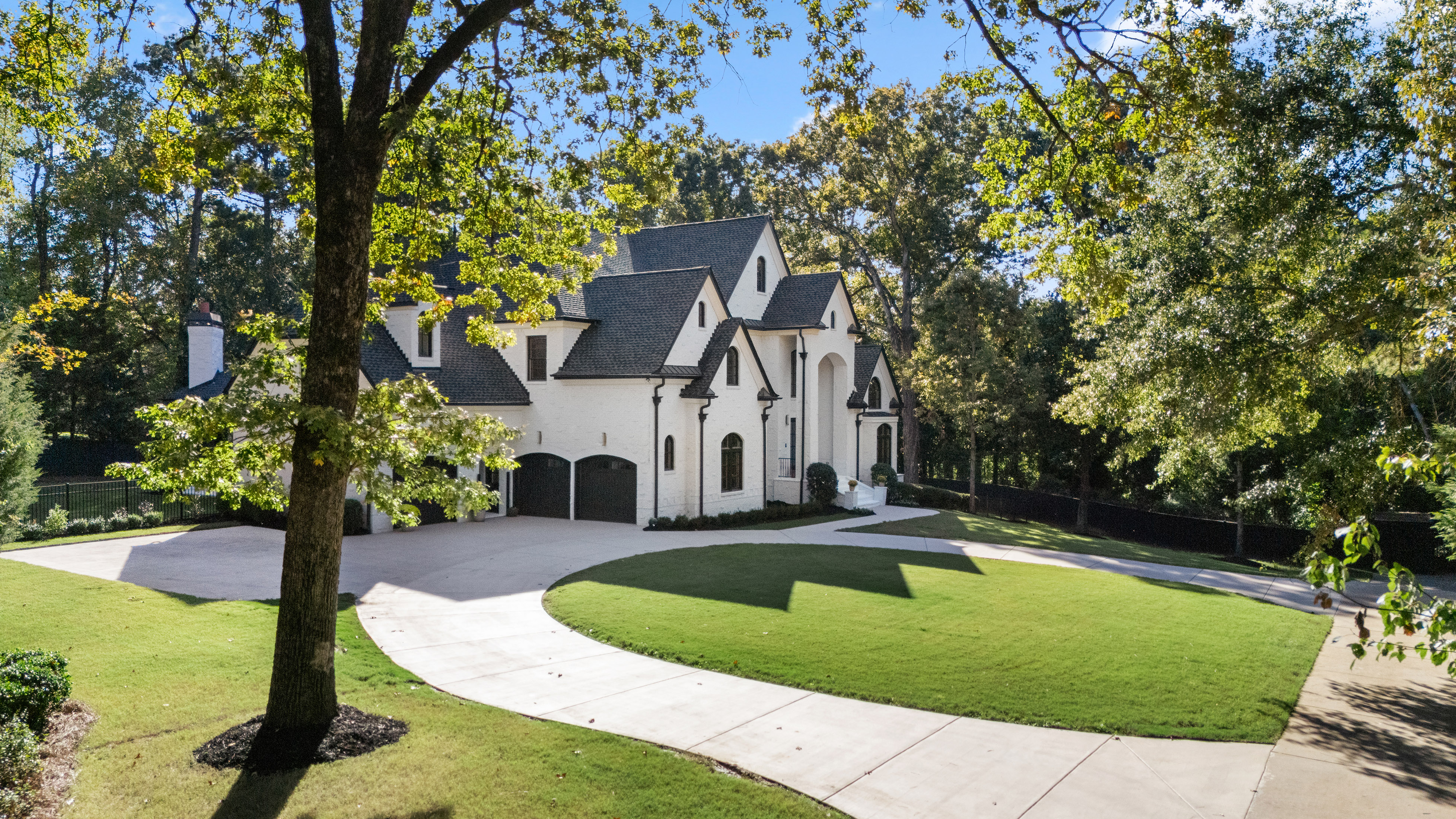  Exceptional Estate Combines Modern Luxury and Timeless Elegance - 物件實景