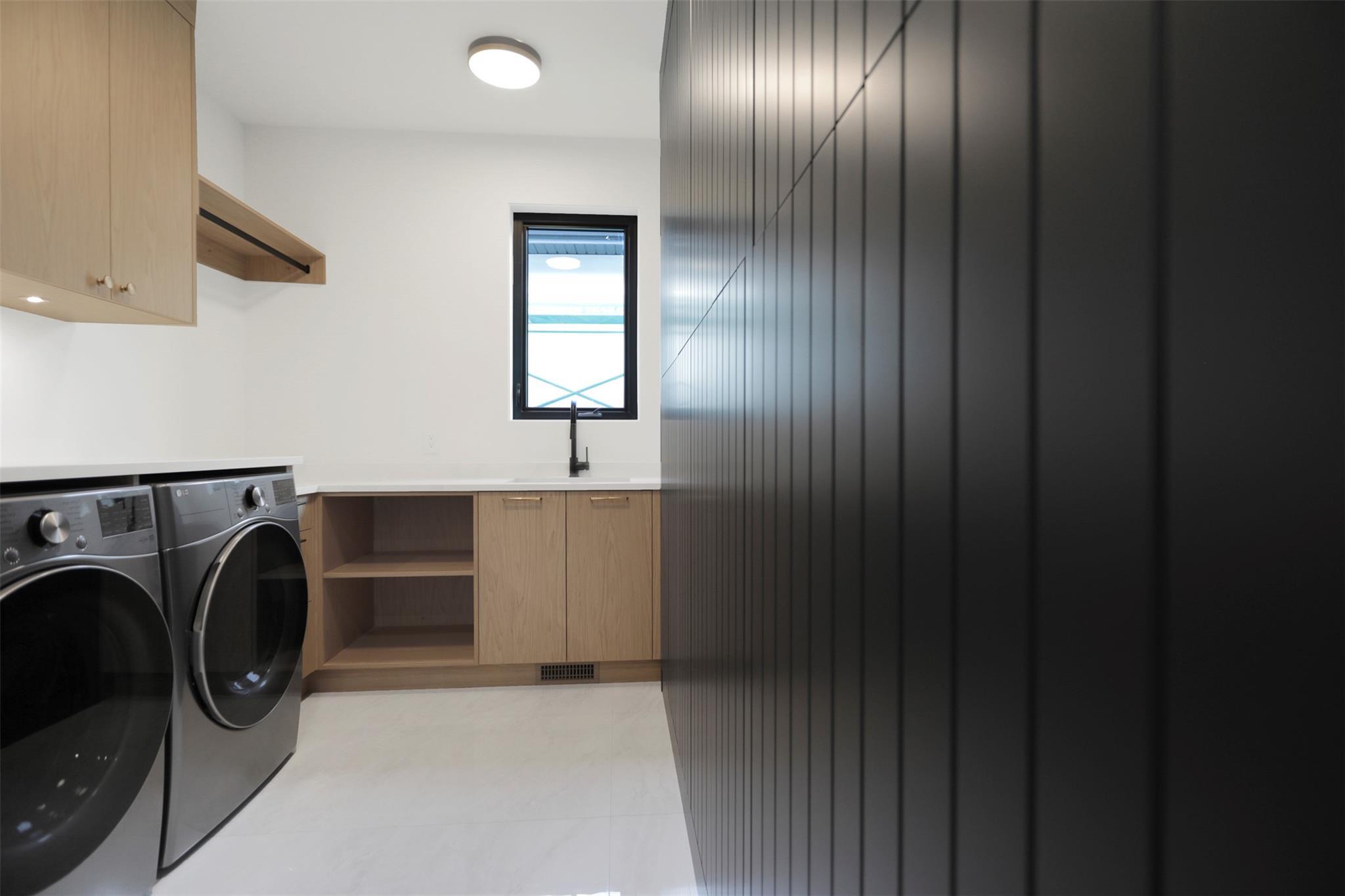 KELOWNA, British Columbia, V1W 0C4, CA, 5 Bedrooms Bedrooms, ,4 BathroomsBathrooms,Residential,For Sale,1960562