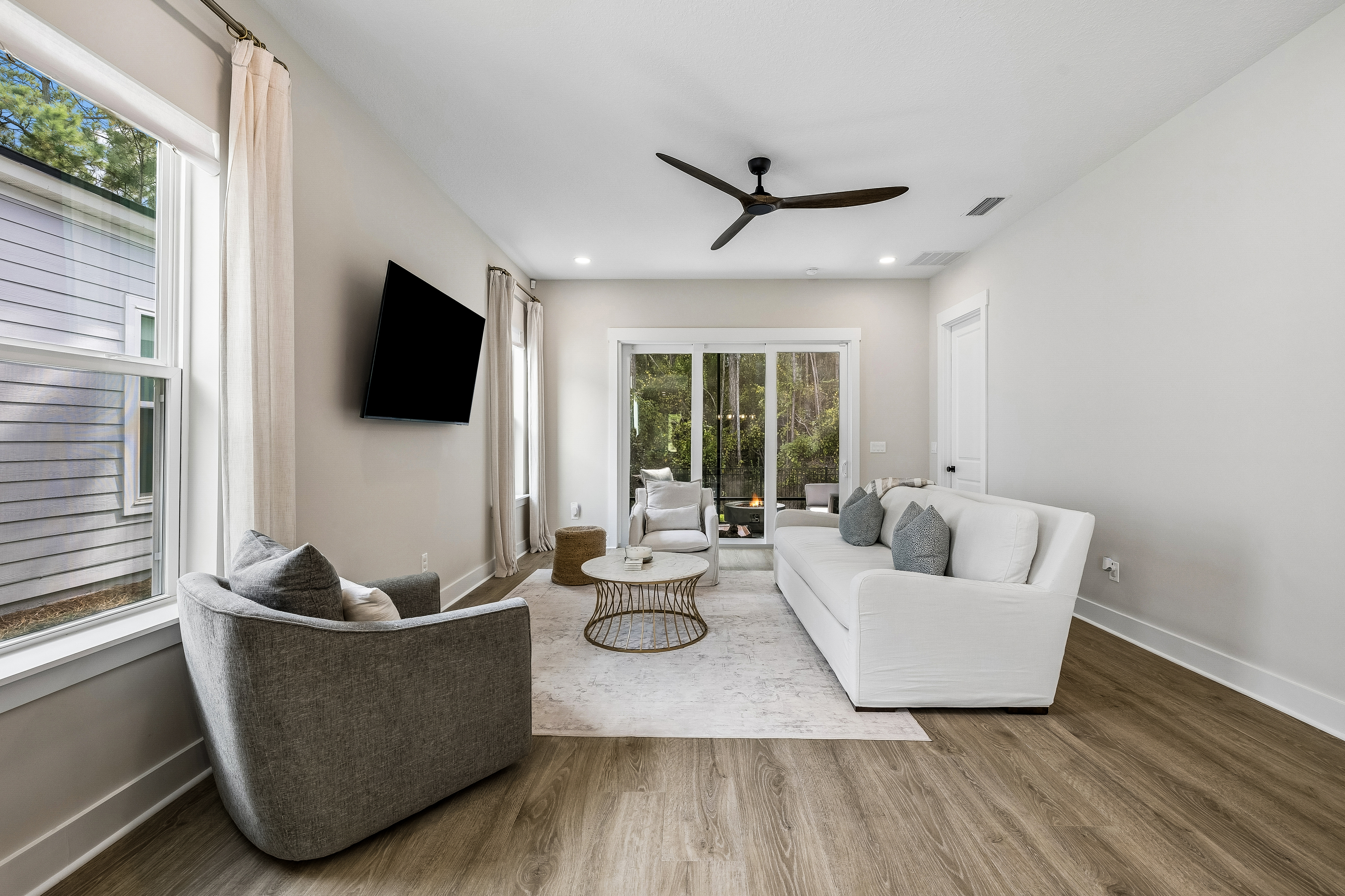 Designer-Finished Two-Story Home With First-Floor Primary And Preserve Views - 物件實景