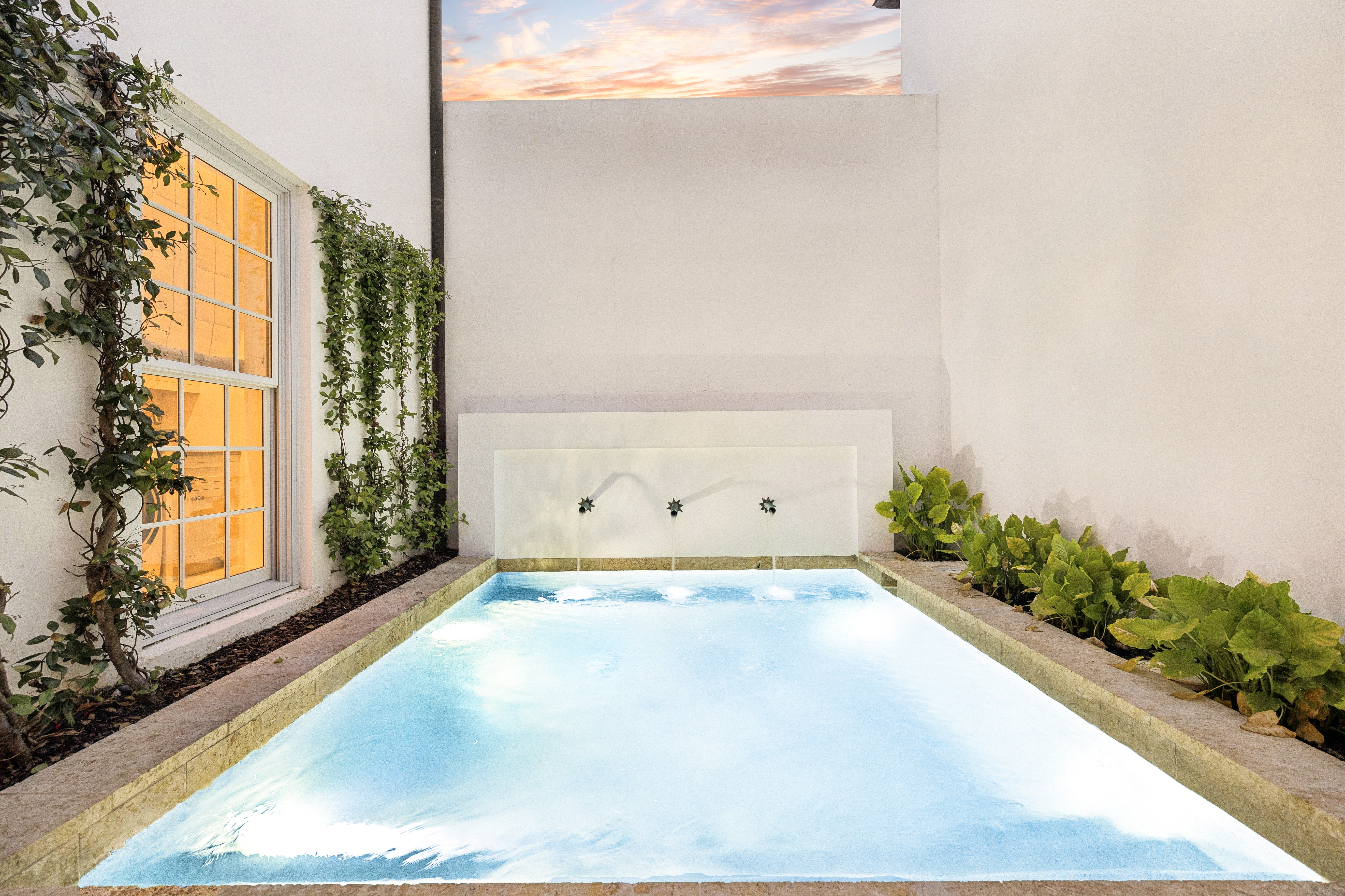  Courtyard Retreat with Dual Primary Suites in Coastal Community - 物件實景