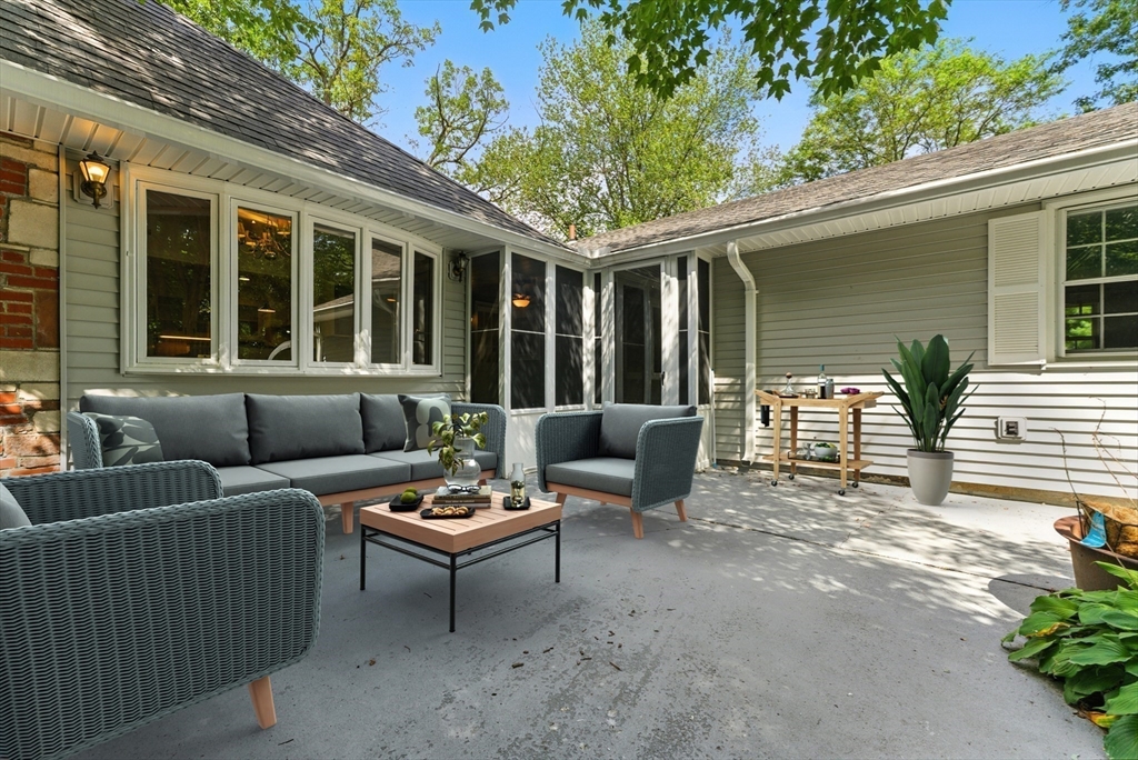 Longmeadow, Massachusetts, 01106, United States, 3 Bedrooms Bedrooms, ,3 BathroomsBathrooms,Residential,For Sale,1933397