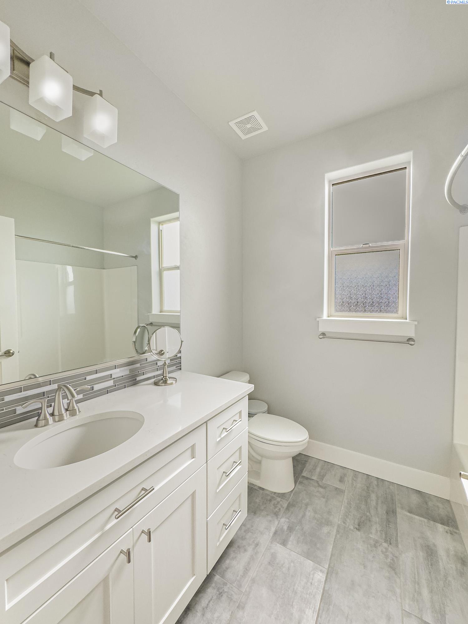 West Richland, Washington, 99353, United States, 5 Bedrooms Bedrooms, ,2 BathroomsBathrooms,Residential,For Sale,1873826